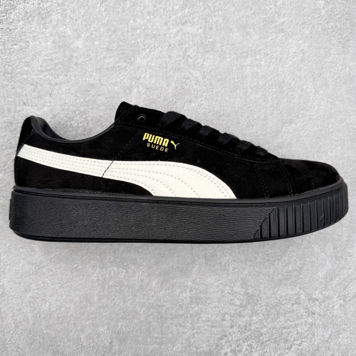 #福利特价 ️ PUMA Suede Platform 彪马三明治厚底金标男女款复古休闲鞋增高运动鞋松糕跟板鞋 整双鞋款以经典的PUMA Suede鞋面为基底 采用高级麂皮材质打造 质感满载 鞋侧的金色烫印PUMA Logo引人瞩目 时尚有型 特色之一的加厚橡胶鞋底 让你默默长高3公分 以品牌经典的 Suede 为设计原型 耀眼奢华个性十足 超多明星、博主都在穿 编码:Sby1936070