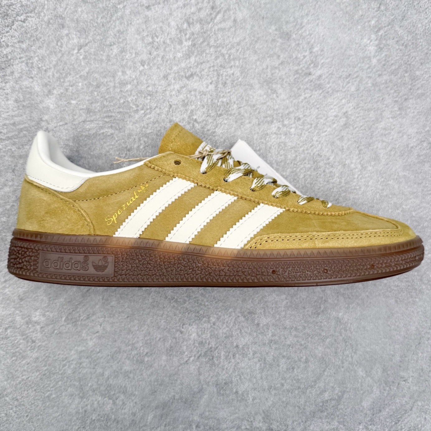 💰160 AD Originals Handball SPZL 手球运动员系列百搭休闲运动板鞋 KI5939 这款来自阿迪达斯的这款HANDBALL SPZL前身是一双手球运动鞋，这一次拿来复刻，所以鞋面的主要色彩选用了黑色， 鞋面外侧除了Spezial字母之外还有三叶草标志。Handball SPZL作为复古手球训练鞋与作为室内足球鞋的Samba有着异曲同工之处，但是质感更为出众的鞋身以及丰富的配色选择比起Samba来讲可以说是更胜一筹了！尺码：36 36⅔ 37⅓ 38 38⅔ 39⅓ 40 40⅔ 41⅓ 42 42⅔ 43⅓ 44 45 
编码：Fby2936010