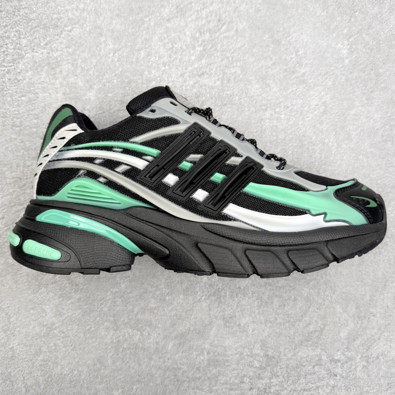 💰280 Pharrell x adidas Adistar Jellyfish 低帮水母复古风老爹鞋 Adistar Cushion联名出的这款复古老爹鞋简直是未来科技感十足 以3D风格焕新演绎标志性三条纹 为造型添上点睛之笔 金属质感视觉效果TPU自带哑光反射 非常的细节 最大的亮点无疑是鞋屁股 大块的tpu包裹 让增高的大底不再突兀 更显腿长脚细 尺码：36 36.5 37 38 38.5 39 40 40.5 41 42 42.5 43 44 44.5 45 46 47
编码：JSby3936020