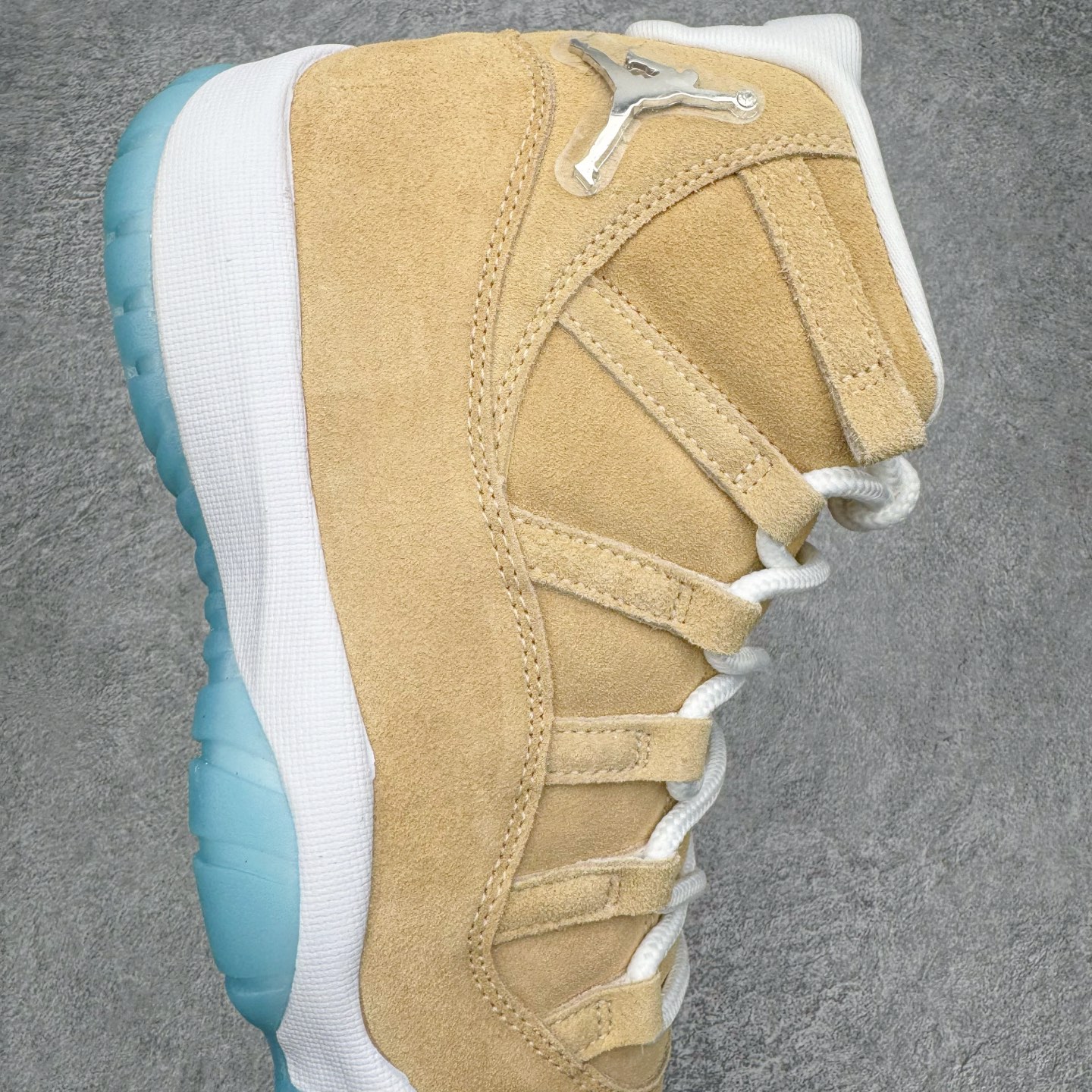 图片[6]-＃KZ神版 Air Jordan AJ11 Retro High 高帮系列 北美限定 休斯顿城 IO8960-707 市场中端王者 耗时半年巨作 全套原纸板楦头开发 确保原汁原味 完美呈现11代版型 此版本只针对中端市场 皮料材质有所更替 其他数据细节工艺流程均保持一致绝不口嗨 细节品控鞋型随意秒杀市面3XX 原楦原档案数据开模打造 原厂中底拉帮钢印 原厂进口漆皮 防冻不开裂 原装鞋撑 水晶大底正确色度色泽 原楦原数据刺绣 原厂车缝走线及对位 毫厘不差 飞人logo采用原数据电脑刺绣 原装正品碳纤维真实碳板 增强抗扭 原内标 原盒标 正确官方原盒 防氧化水晶外底 原厂配套全掌solo气垫 进口港宝加持 后跟自然饱满 全鞋荧光划线卡点 追求极致完美 每一双都是工艺品 多重QC质检 超越公司货的品控标准 实实在在的免检产品 尺码：36 36.5 37.5 38 38.5 39 40 40.5 41 42 42.5 43 44 44.5 45 46 47.5-选品中心
