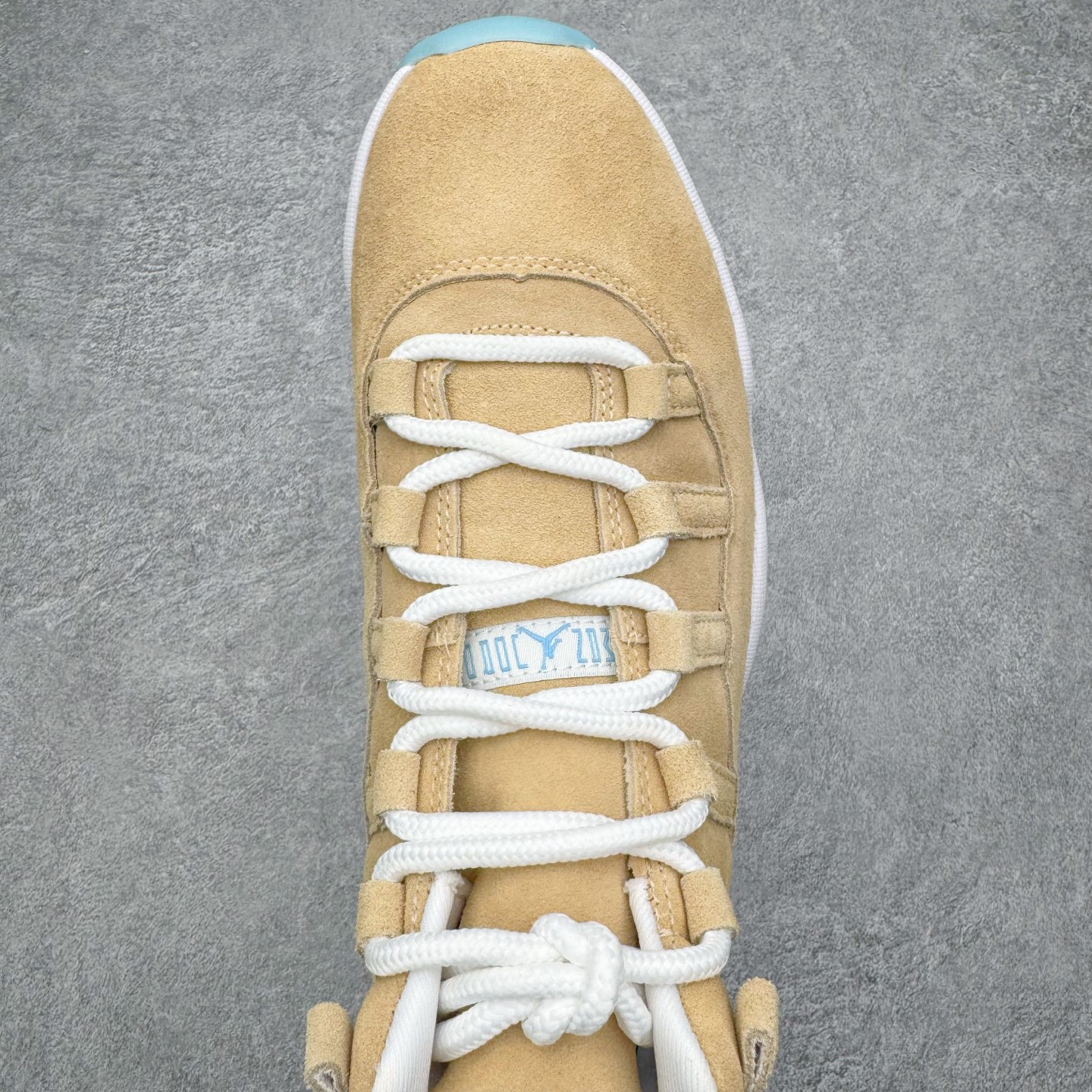 图片[4]-＃KZ神版 Air Jordan AJ11 Retro High 高帮系列 北美限定 休斯顿城 IO8960-707 市场中端王者 耗时半年巨作 全套原纸板楦头开发 确保原汁原味 完美呈现11代版型 此版本只针对中端市场 皮料材质有所更替 其他数据细节工艺流程均保持一致绝不口嗨 细节品控鞋型随意秒杀市面3XX 原楦原档案数据开模打造 原厂中底拉帮钢印 原厂进口漆皮 防冻不开裂 原装鞋撑 水晶大底正确色度色泽 原楦原数据刺绣 原厂车缝走线及对位 毫厘不差 飞人logo采用原数据电脑刺绣 原装正品碳纤维真实碳板 增强抗扭 原内标 原盒标 正确官方原盒 防氧化水晶外底 原厂配套全掌solo气垫 进口港宝加持 后跟自然饱满 全鞋荧光划线卡点 追求极致完美 每一双都是工艺品 多重QC质检 超越公司货的品控标准 实实在在的免检产品 尺码：36 36.5 37.5 38 38.5 39 40 40.5 41 42 42.5 43 44 44.5 45 46 47.5-选品中心