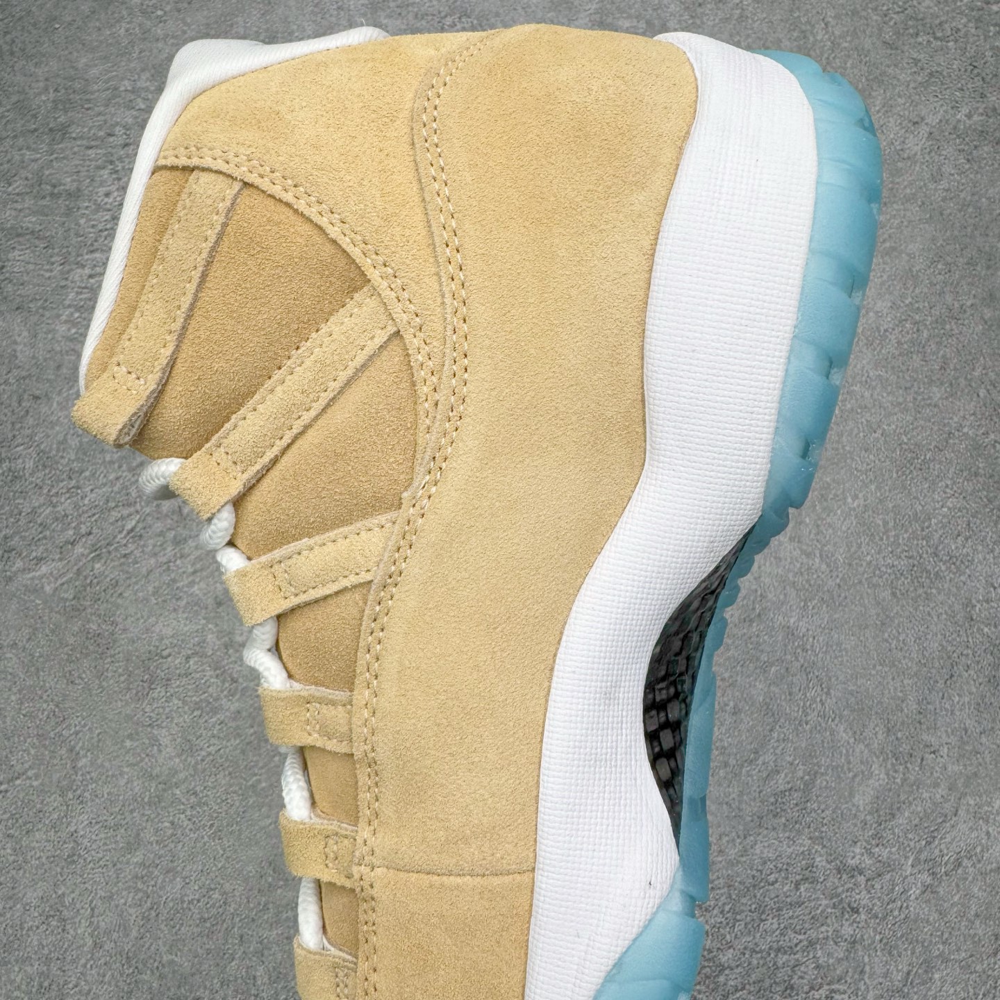 图片[7]-＃KZ神版 Air Jordan AJ11 Retro High 高帮系列 北美限定 休斯顿城 IO8960-707 市场中端王者 耗时半年巨作 全套原纸板楦头开发 确保原汁原味 完美呈现11代版型 此版本只针对中端市场 皮料材质有所更替 其他数据细节工艺流程均保持一致绝不口嗨 细节品控鞋型随意秒杀市面3XX 原楦原档案数据开模打造 原厂中底拉帮钢印 原厂进口漆皮 防冻不开裂 原装鞋撑 水晶大底正确色度色泽 原楦原数据刺绣 原厂车缝走线及对位 毫厘不差 飞人logo采用原数据电脑刺绣 原装正品碳纤维真实碳板 增强抗扭 原内标 原盒标 正确官方原盒 防氧化水晶外底 原厂配套全掌solo气垫 进口港宝加持 后跟自然饱满 全鞋荧光划线卡点 追求极致完美 每一双都是工艺品 多重QC质检 超越公司货的品控标准 实实在在的免检产品 尺码：36 36.5 37.5 38 38.5 39 40 40.5 41 42 42.5 43 44 44.5 45 46 47.5-选品中心
