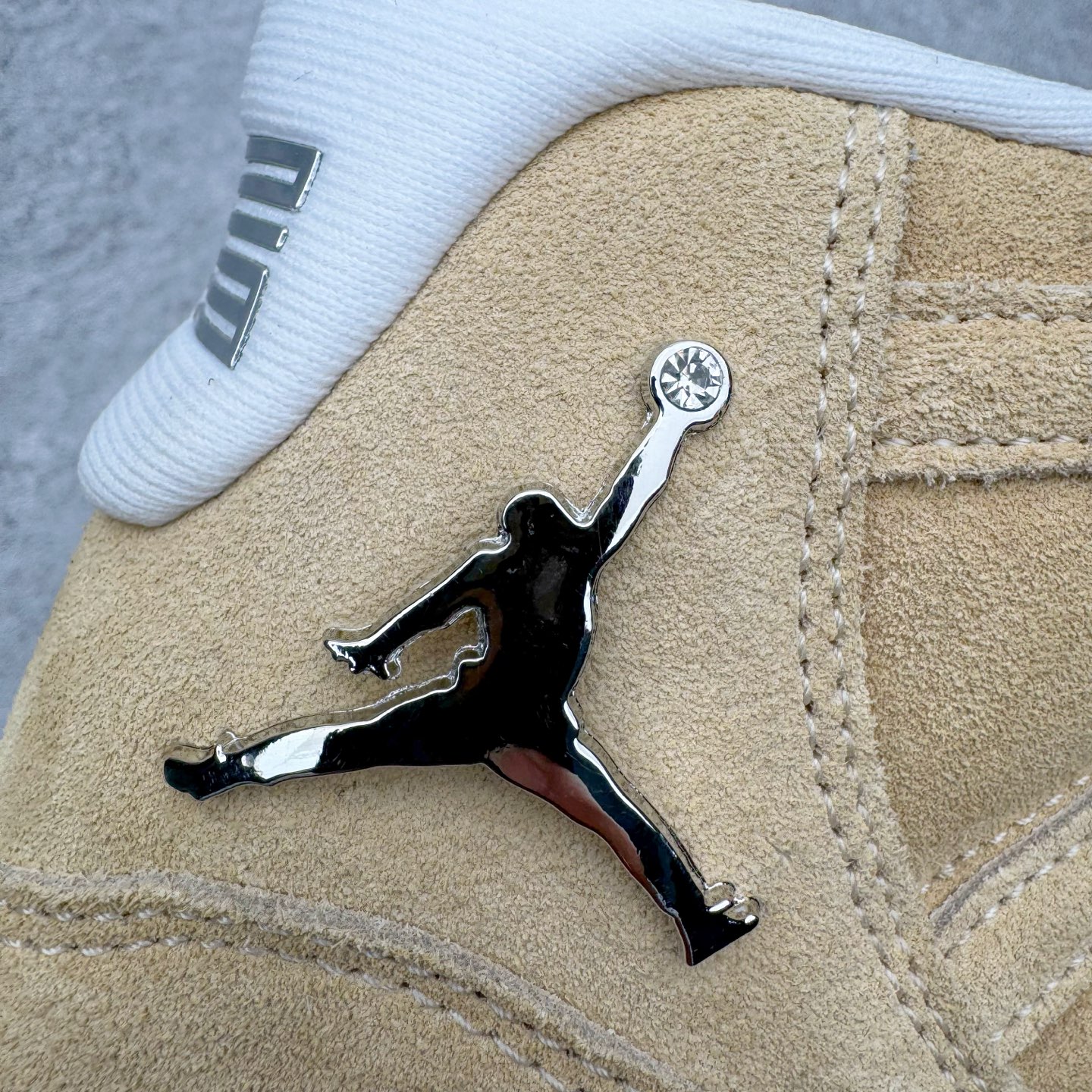 图片[15]-＃KZ神版 Air Jordan AJ11 Retro High 高帮系列 北美限定 休斯顿城 IO8960-707 市场中端王者 耗时半年巨作 全套原纸板楦头开发 确保原汁原味 完美呈现11代版型 此版本只针对中端市场 皮料材质有所更替 其他数据细节工艺流程均保持一致绝不口嗨 细节品控鞋型随意秒杀市面3XX 原楦原档案数据开模打造 原厂中底拉帮钢印 原厂进口漆皮 防冻不开裂 原装鞋撑 水晶大底正确色度色泽 原楦原数据刺绣 原厂车缝走线及对位 毫厘不差 飞人logo采用原数据电脑刺绣 原装正品碳纤维真实碳板 增强抗扭 原内标 原盒标 正确官方原盒 防氧化水晶外底 原厂配套全掌solo气垫 进口港宝加持 后跟自然饱满 全鞋荧光划线卡点 追求极致完美 每一双都是工艺品 多重QC质检 超越公司货的品控标准 实实在在的免检产品 尺码：36 36.5 37.5 38 38.5 39 40 40.5 41 42 42.5 43 44 44.5 45 46 47.5-选品中心