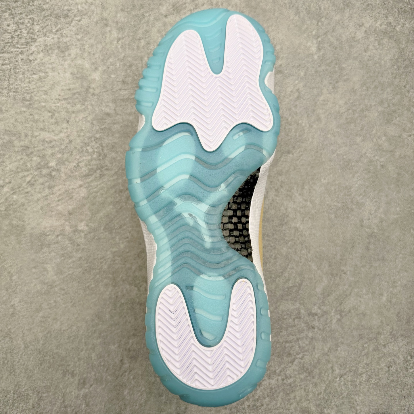 图片[9]-＃KZ神版 Air Jordan AJ11 Retro High 高帮系列 北美限定 休斯顿城 IO8960-707 市场中端王者 耗时半年巨作 全套原纸板楦头开发 确保原汁原味 完美呈现11代版型 此版本只针对中端市场 皮料材质有所更替 其他数据细节工艺流程均保持一致绝不口嗨 细节品控鞋型随意秒杀市面3XX 原楦原档案数据开模打造 原厂中底拉帮钢印 原厂进口漆皮 防冻不开裂 原装鞋撑 水晶大底正确色度色泽 原楦原数据刺绣 原厂车缝走线及对位 毫厘不差 飞人logo采用原数据电脑刺绣 原装正品碳纤维真实碳板 增强抗扭 原内标 原盒标 正确官方原盒 防氧化水晶外底 原厂配套全掌solo气垫 进口港宝加持 后跟自然饱满 全鞋荧光划线卡点 追求极致完美 每一双都是工艺品 多重QC质检 超越公司货的品控标准 实实在在的免检产品 尺码：36 36.5 37.5 38 38.5 39 40 40.5 41 42 42.5 43 44 44.5 45 46 47.5-选品中心