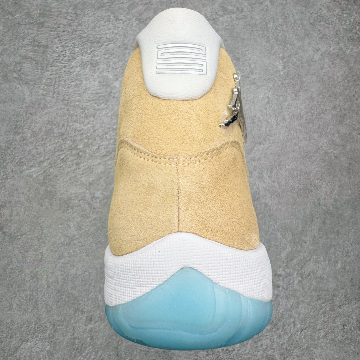 图片[8]-＃KZ神版 Air Jordan AJ11 Retro High 高帮系列 北美限定 休斯顿城 IO8960-707 市场中端王者 耗时半年巨作 全套原纸板楦头开发 确保原汁原味 完美呈现11代版型 此版本只针对中端市场 皮料材质有所更替 其他数据细节工艺流程均保持一致绝不口嗨 细节品控鞋型随意秒杀市面3XX 原楦原档案数据开模打造 原厂中底拉帮钢印 原厂进口漆皮 防冻不开裂 原装鞋撑 水晶大底正确色度色泽 原楦原数据刺绣 原厂车缝走线及对位 毫厘不差 飞人logo采用原数据电脑刺绣 原装正品碳纤维真实碳板 增强抗扭 原内标 原盒标 正确官方原盒 防氧化水晶外底 原厂配套全掌solo气垫 进口港宝加持 后跟自然饱满 全鞋荧光划线卡点 追求极致完美 每一双都是工艺品 多重QC质检 超越公司货的品控标准 实实在在的免检产品 尺码：36 36.5 37.5 38 38.5 39 40 40.5 41 42 42.5 43 44 44.5 45 46 47.5-选品中心