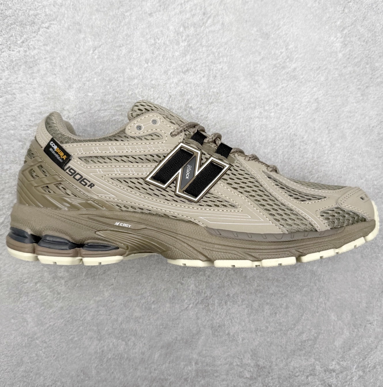 💰200 New Balance M1906R NB新百伦系列复古老爹风休闲运动慢跑鞋 日韩出口特供订单 全网最全配色 配套商长期套现长期补货 全新货品 正常出厂触屏不到的单价 超级跑量款 全套原楦原纸板原厂数据开发 进口三明治网面 原装进口翻毛皮料正确绒感卡色 正确中底拉帮中底网布细节 采用轻质牛剖革拼接透气网眼衬垫织物鞋面材质 T-Beam大底提供足步弓支撑 保持步态稳定 后跟搭载外露缓震胶 鞋身整体以各种深浅不一的灰色覆盖 鞋头以淡蓝色调装饰 网眼衬垫通过不规律的色块实现做旧的美感 泛黄的鞋底更是进一步增添了复古气息 尺码:36 37 37.5 38 38.5 39.5 40 40.5 41.5 42 42.5 43 44 45
编码:9by2936040