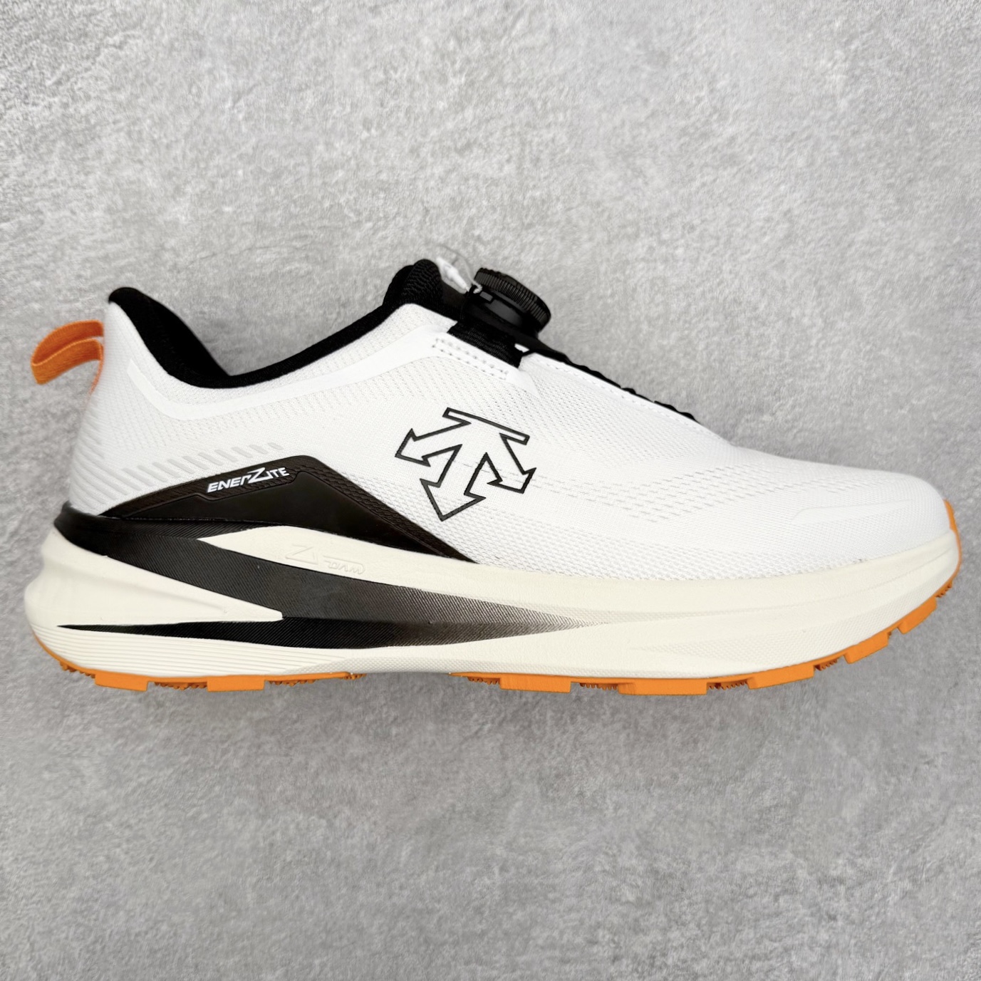 💰300 DESCENTE RUNNING DFLUID 迪桑特流体鞋缓震BOA防水回弹支撑跑步鞋 DESCENTE（迪桑特）创立于1935年，品牌名取自法语词汇，意为“滑降”。品牌箭头标识代表滑雪的三种技术“高速直线滑行”、“穿越”和“侧滑”，也寓意品牌在打造高端专业运动产品中不断追求完美的创新精神，致力于成为中国高端专业滑雪、综训、女子、铁人三项、高尔夫的第一品牌。尺码：39 40 41 42 43 44 45
编码：Kby3936050