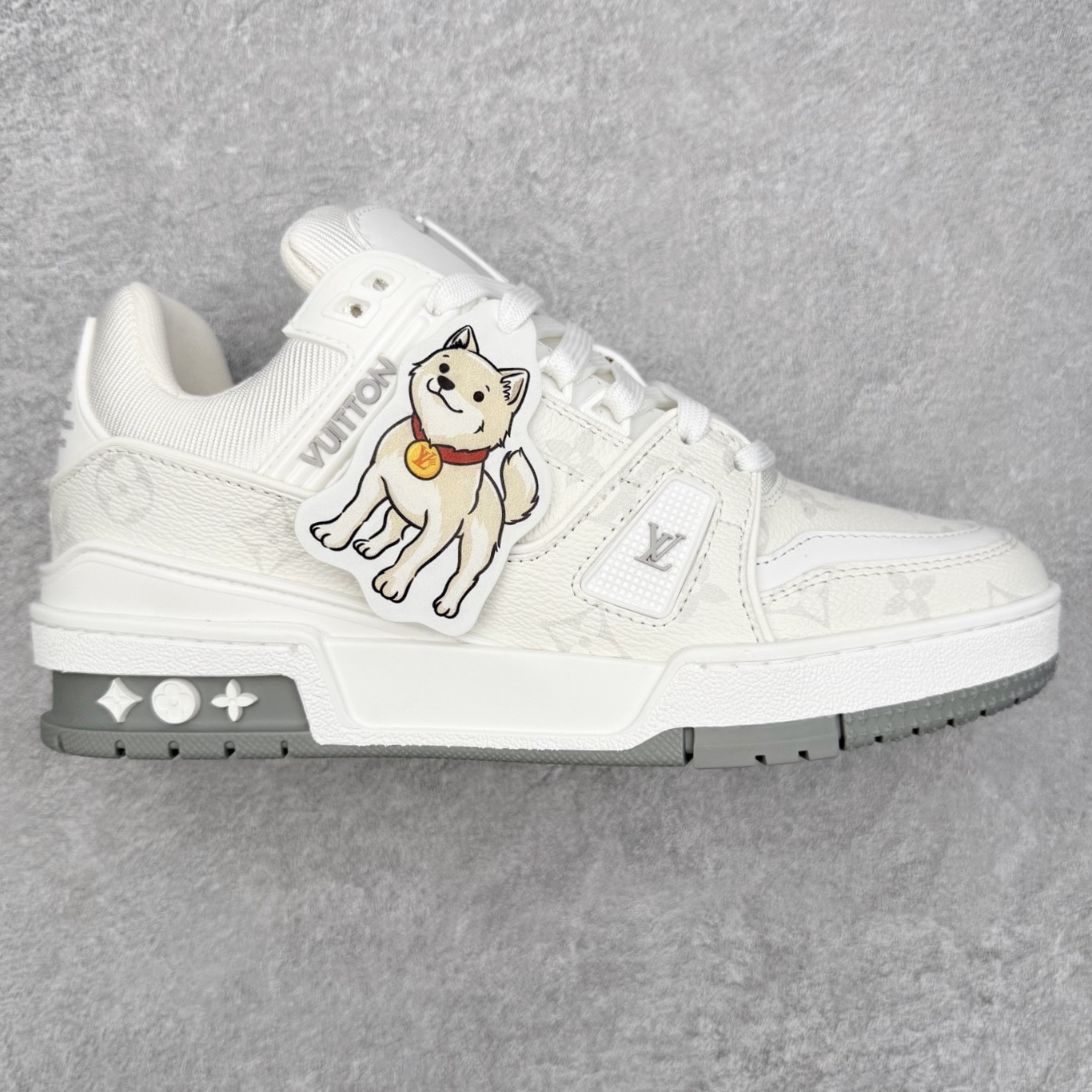 Louis Vuitton Trainer lv时装走秀运动鞋 完美鞋型超高的清洁度 零毛边线头瑕疵 全套原楦原纸版原鞋开模 全网最具灵魂的版型 正确原装黄色鞋盒 正确中底印花 鞋面印花3D高频深度立体 全鞋电脑针车 紧密相连 针距密度一致 环保乳胶注塑鞋垫 厚度脚感还原原版 皮面裁剪部位 统一油边封口工艺 原装橡胶大底含胶量大底组合零偏差 专柜全套包装 防尘袋 说明书 质保卡 男女鞋 尺码：35 36 37 38 39 40 41 42 43 44 45
编码：Hby5936040