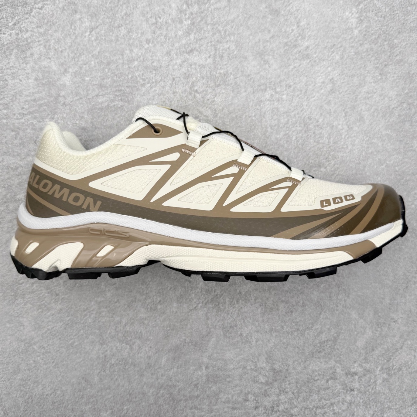 💰240 Salomon XT-6 萨洛蒙复古潮流户外机能登山跑鞋 纯原外贸平台特供订单 耗时半年巨作 全套原纸板楦头开发 原厂特供网布配套加持 确保原汁原味 完美呈现版型 原档数据独家私模五层组合大底 男女鞋同步官方开发至46.5 原装Ortholite轻量化鞋垫 中底布带钢印编号 原厂TPU锁扣 进口港宝加持 后跟自然饱满 还原公司包裹性 鞋面以“锯齿”状的包裹系统呈现 在基色底之下加入了各种色点缀 将公司的最新技术和时尚前卫的造型融入耐用的长跑款式中 鞋面由 TPU 薄膜制成 并焊接在高耐磨网眼上 使其既时尚又坚固 由 ACS底盘支撑 可增强稳定性和支撑力 以及由橡胶凸耳 Contragrip外底覆盖的 EVA 缓冲中底 旨在应对崎岖的地形 鞋舌上的彩色Salomon 标签、Quicklace 系统以及鞋头、鞋舌和鞋跟上的附加品牌使细节更加完美 让穿着者可以轻松驾驭户外与通勤下的任何运动生活场景 无缝鞋身户外随意纵横 颜值与脚感兼备 出街通勤 绝对非常吸睛 你值得拥有 尺码：36 36.5 37.5 38 38.5 39 40 40.5 41 42 42.5 43 44 44.5 45
注意：偏小1码
编码：XSby2936080