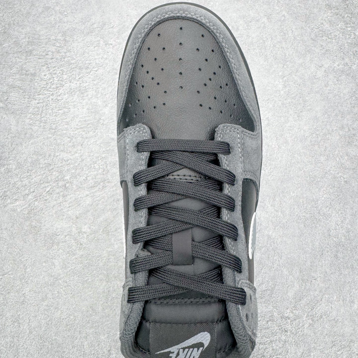 图片[4]-＃YC纯原 NK Dunk Low 黑银 II7636-001 实力大厂出品 新配色陆续开发 利润个位数只为口碑 全套原纸板楦头开发 确保原汁原味 完美呈现DUNK版型 一比一鞋头弧度高度鞋身弧度 此版本只针对中端市场 皮料材质有所更替 其他数据细节工艺流程均保持一致 绝不口嗨 细节品控鞋型随意对比 独家私模官方第六代原厂航空铝磨具打磨大底 鞋头坡度极致还原 无解鞋型 原盒原配 圈内天花板工艺 原厂玻璃冲刀 超高清洁度 全鞋零毛边皮料切割 原厂中底布点胶 中底布拉帮走线遵循公司 尺码：36 36.5 37.5 38 38.5 39 40 40.5 41 42 42.5 43 44 44.5 45 46-选品中心