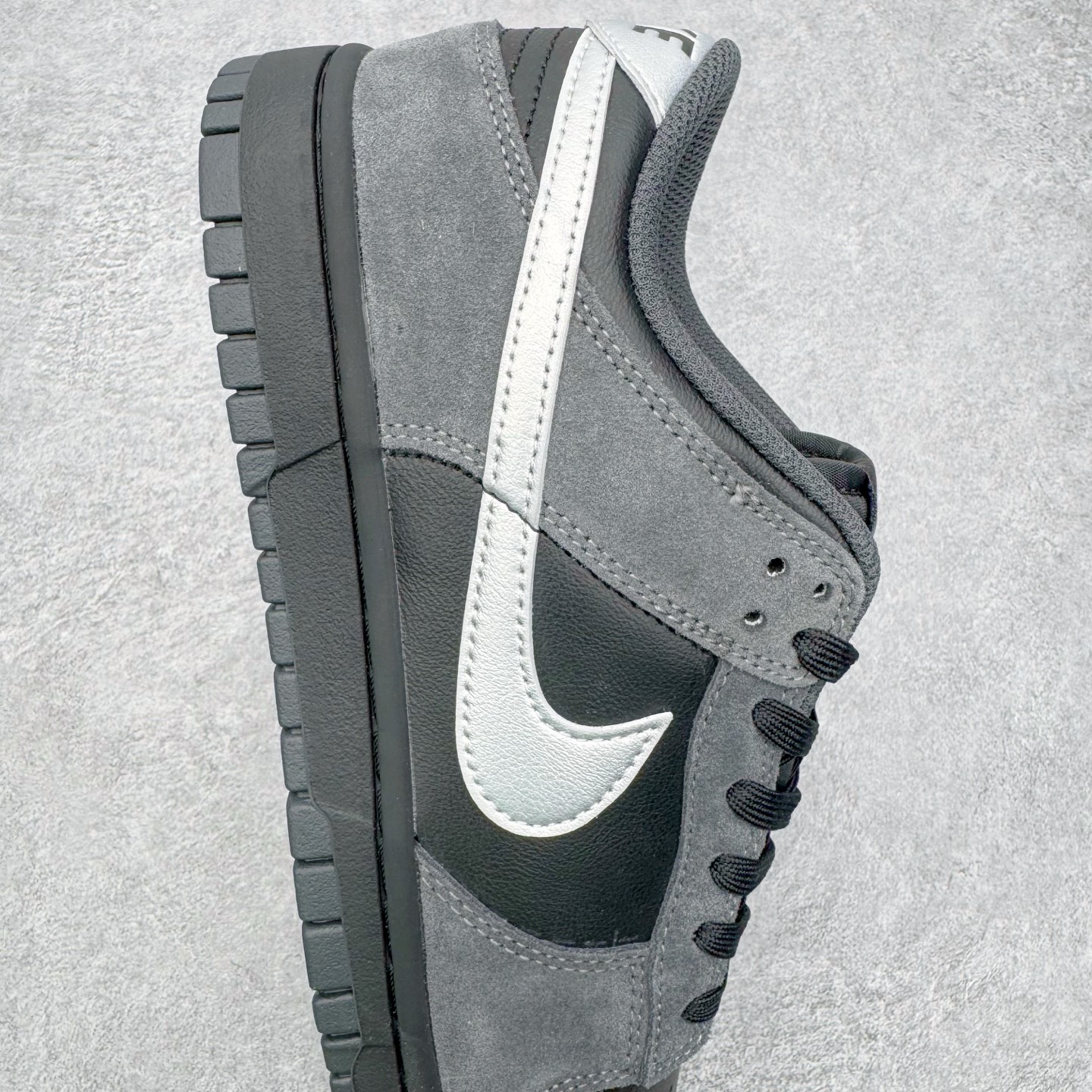 图片[6]-＃YC纯原 NK Dunk Low 黑银 II7636-001 实力大厂出品 新配色陆续开发 利润个位数只为口碑 全套原纸板楦头开发 确保原汁原味 完美呈现DUNK版型 一比一鞋头弧度高度鞋身弧度 此版本只针对中端市场 皮料材质有所更替 其他数据细节工艺流程均保持一致 绝不口嗨 细节品控鞋型随意对比 独家私模官方第六代原厂航空铝磨具打磨大底 鞋头坡度极致还原 无解鞋型 原盒原配 圈内天花板工艺 原厂玻璃冲刀 超高清洁度 全鞋零毛边皮料切割 原厂中底布点胶 中底布拉帮走线遵循公司 尺码：36 36.5 37.5 38 38.5 39 40 40.5 41 42 42.5 43 44 44.5 45 46-选品中心