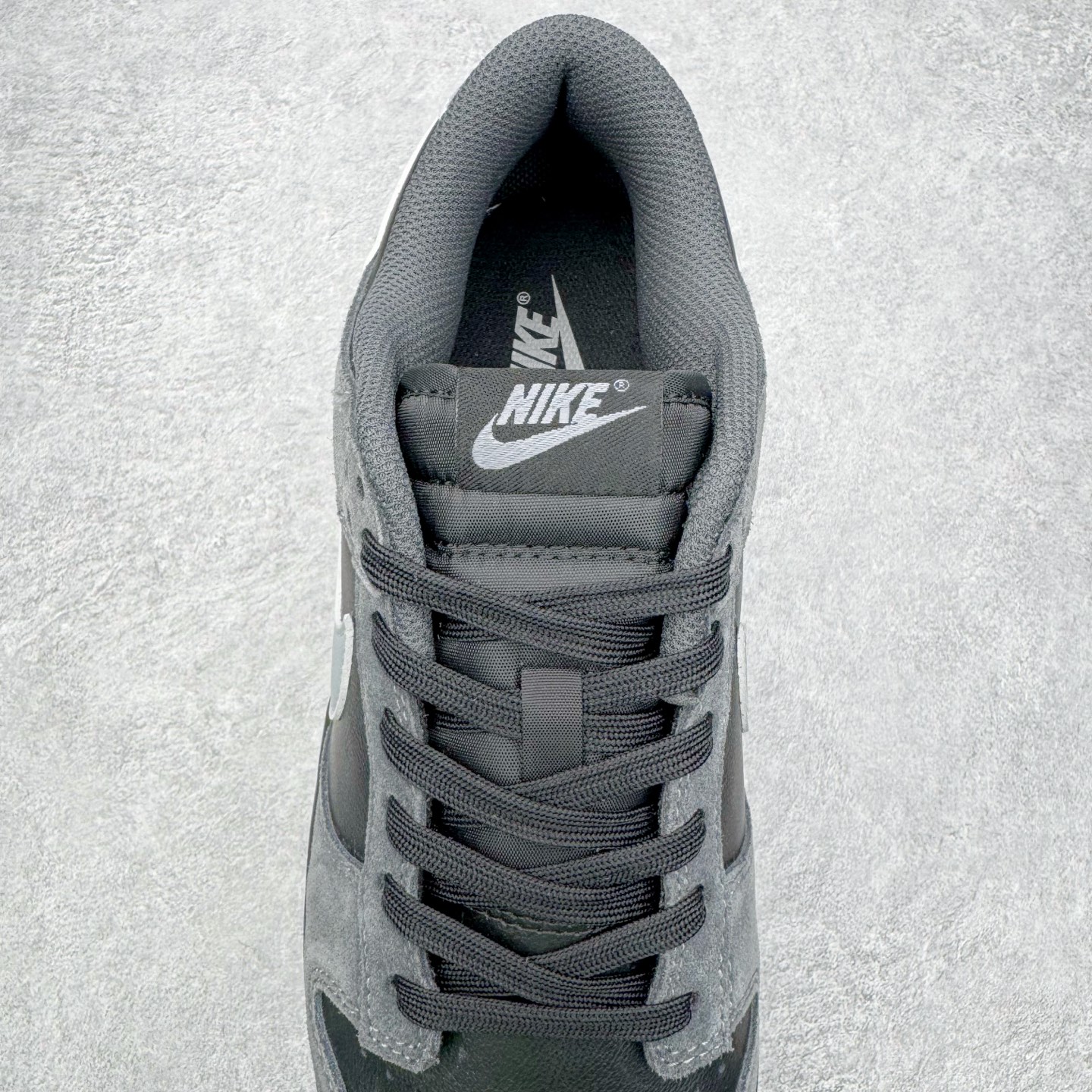 图片[5]-＃YC纯原 NK Dunk Low 黑银 II7636-001 实力大厂出品 新配色陆续开发 利润个位数只为口碑 全套原纸板楦头开发 确保原汁原味 完美呈现DUNK版型 一比一鞋头弧度高度鞋身弧度 此版本只针对中端市场 皮料材质有所更替 其他数据细节工艺流程均保持一致 绝不口嗨 细节品控鞋型随意对比 独家私模官方第六代原厂航空铝磨具打磨大底 鞋头坡度极致还原 无解鞋型 原盒原配 圈内天花板工艺 原厂玻璃冲刀 超高清洁度 全鞋零毛边皮料切割 原厂中底布点胶 中底布拉帮走线遵循公司 尺码：36 36.5 37.5 38 38.5 39 40 40.5 41 42 42.5 43 44 44.5 45 46-选品中心