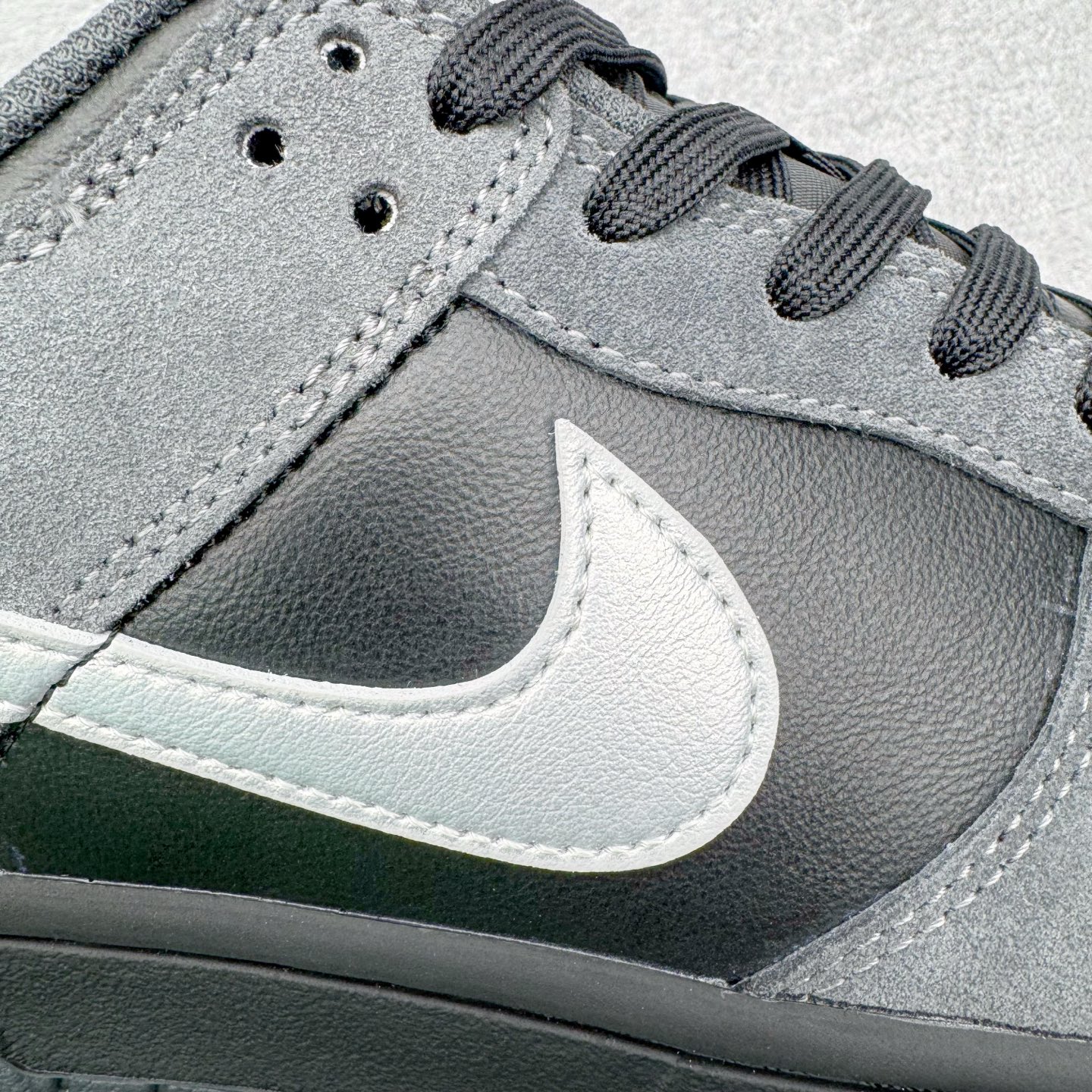 图片[17]-＃YC纯原 NK Dunk Low 黑银 II7636-001 实力大厂出品 新配色陆续开发 利润个位数只为口碑 全套原纸板楦头开发 确保原汁原味 完美呈现DUNK版型 一比一鞋头弧度高度鞋身弧度 此版本只针对中端市场 皮料材质有所更替 其他数据细节工艺流程均保持一致 绝不口嗨 细节品控鞋型随意对比 独家私模官方第六代原厂航空铝磨具打磨大底 鞋头坡度极致还原 无解鞋型 原盒原配 圈内天花板工艺 原厂玻璃冲刀 超高清洁度 全鞋零毛边皮料切割 原厂中底布点胶 中底布拉帮走线遵循公司 尺码：36 36.5 37.5 38 38.5 39 40 40.5 41 42 42.5 43 44 44.5 45 46-选品中心