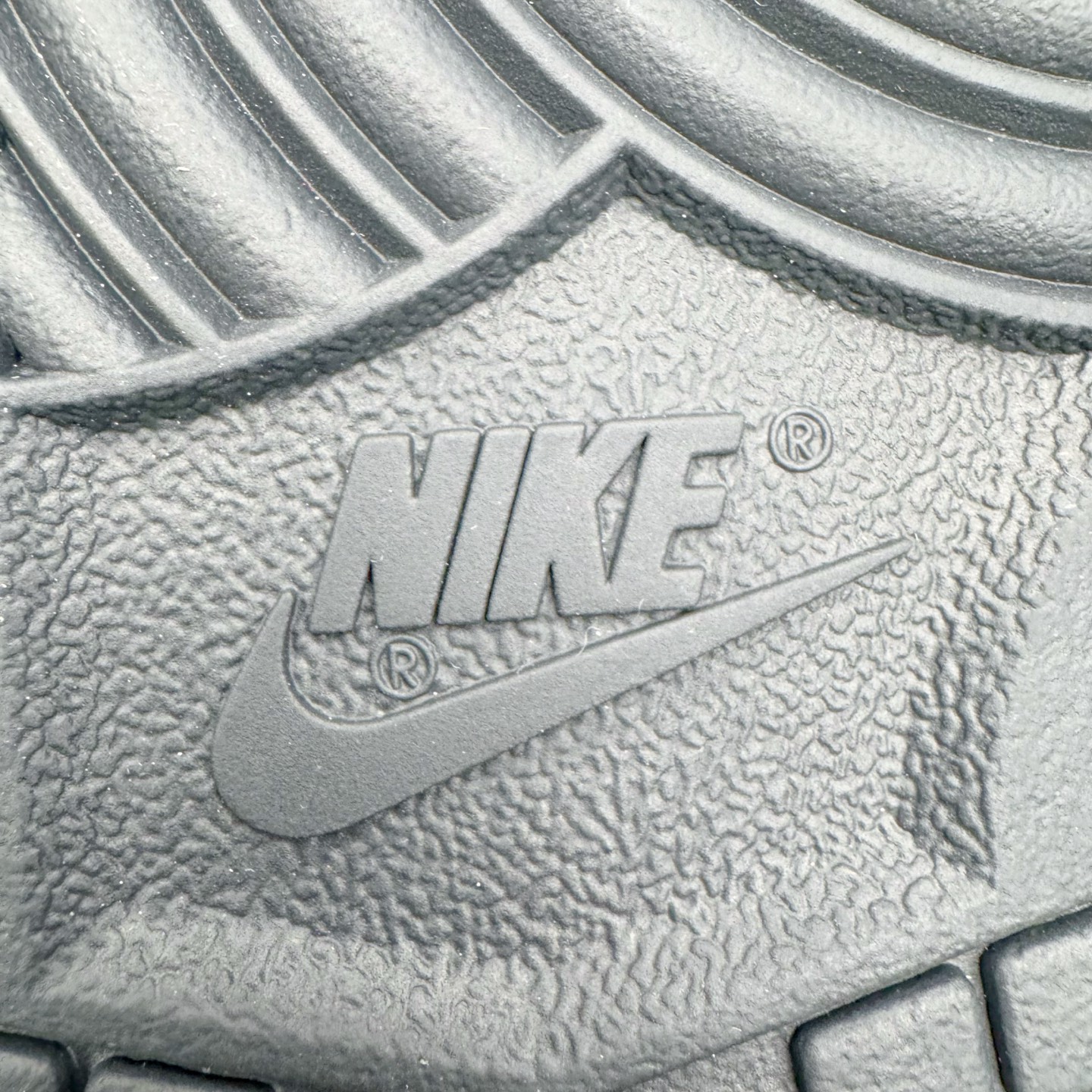 图片[19]-＃YC纯原 NK Dunk Low 黑银 II7636-001 实力大厂出品 新配色陆续开发 利润个位数只为口碑 全套原纸板楦头开发 确保原汁原味 完美呈现DUNK版型 一比一鞋头弧度高度鞋身弧度 此版本只针对中端市场 皮料材质有所更替 其他数据细节工艺流程均保持一致 绝不口嗨 细节品控鞋型随意对比 独家私模官方第六代原厂航空铝磨具打磨大底 鞋头坡度极致还原 无解鞋型 原盒原配 圈内天花板工艺 原厂玻璃冲刀 超高清洁度 全鞋零毛边皮料切割 原厂中底布点胶 中底布拉帮走线遵循公司 尺码：36 36.5 37.5 38 38.5 39 40 40.5 41 42 42.5 43 44 44.5 45 46-选品中心