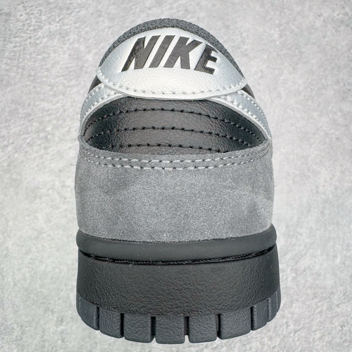 图片[8]-＃YC纯原 NK Dunk Low 黑银 II7636-001 实力大厂出品 新配色陆续开发 利润个位数只为口碑 全套原纸板楦头开发 确保原汁原味 完美呈现DUNK版型 一比一鞋头弧度高度鞋身弧度 此版本只针对中端市场 皮料材质有所更替 其他数据细节工艺流程均保持一致 绝不口嗨 细节品控鞋型随意对比 独家私模官方第六代原厂航空铝磨具打磨大底 鞋头坡度极致还原 无解鞋型 原盒原配 圈内天花板工艺 原厂玻璃冲刀 超高清洁度 全鞋零毛边皮料切割 原厂中底布点胶 中底布拉帮走线遵循公司 尺码：36 36.5 37.5 38 38.5 39 40 40.5 41 42 42.5 43 44 44.5 45 46-选品中心