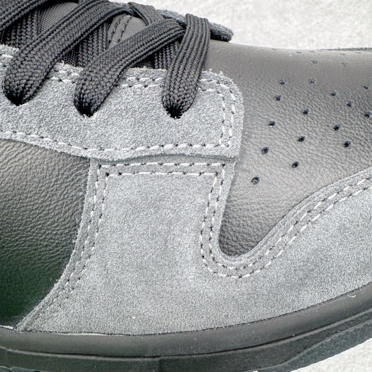 图片[13]-＃YC纯原 NK Dunk Low 黑银 II7636-001 实力大厂出品 新配色陆续开发 利润个位数只为口碑 全套原纸板楦头开发 确保原汁原味 完美呈现DUNK版型 一比一鞋头弧度高度鞋身弧度 此版本只针对中端市场 皮料材质有所更替 其他数据细节工艺流程均保持一致 绝不口嗨 细节品控鞋型随意对比 独家私模官方第六代原厂航空铝磨具打磨大底 鞋头坡度极致还原 无解鞋型 原盒原配 圈内天花板工艺 原厂玻璃冲刀 超高清洁度 全鞋零毛边皮料切割 原厂中底布点胶 中底布拉帮走线遵循公司 尺码：36 36.5 37.5 38 38.5 39 40 40.5 41 42 42.5 43 44 44.5 45 46-选品中心