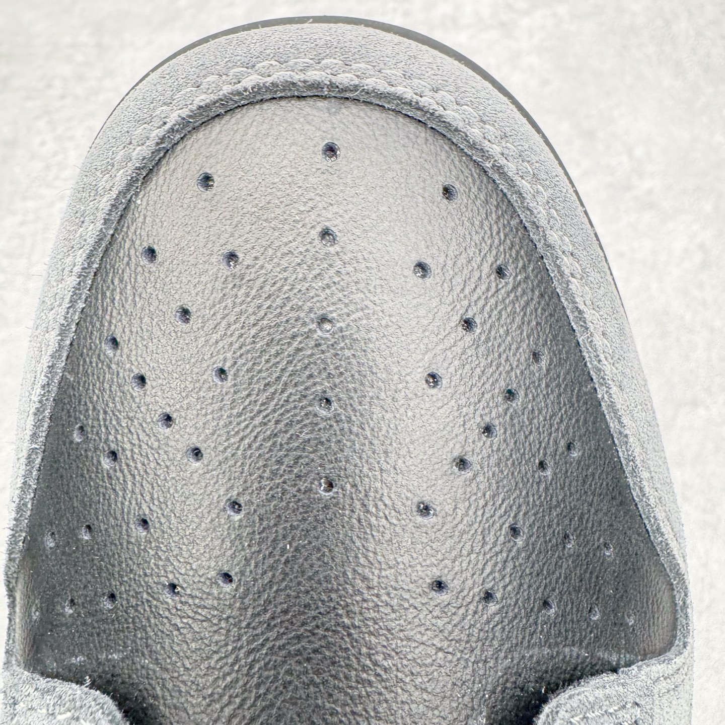 图片[14]-＃YC纯原 NK Dunk Low 黑银 II7636-001 实力大厂出品 新配色陆续开发 利润个位数只为口碑 全套原纸板楦头开发 确保原汁原味 完美呈现DUNK版型 一比一鞋头弧度高度鞋身弧度 此版本只针对中端市场 皮料材质有所更替 其他数据细节工艺流程均保持一致 绝不口嗨 细节品控鞋型随意对比 独家私模官方第六代原厂航空铝磨具打磨大底 鞋头坡度极致还原 无解鞋型 原盒原配 圈内天花板工艺 原厂玻璃冲刀 超高清洁度 全鞋零毛边皮料切割 原厂中底布点胶 中底布拉帮走线遵循公司 尺码：36 36.5 37.5 38 38.5 39 40 40.5 41 42 42.5 43 44 44.5 45 46-选品中心