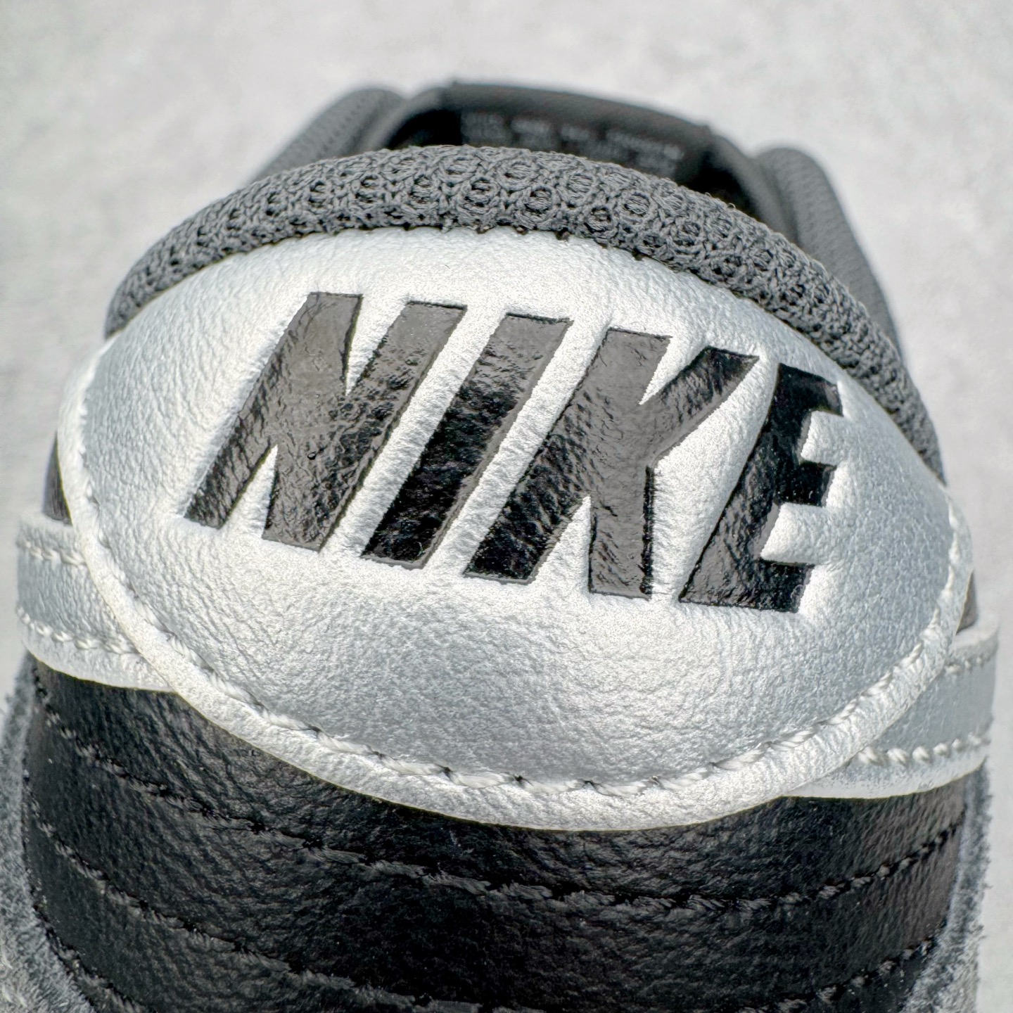 图片[15]-＃YC纯原 NK Dunk Low 黑银 II7636-001 实力大厂出品 新配色陆续开发 利润个位数只为口碑 全套原纸板楦头开发 确保原汁原味 完美呈现DUNK版型 一比一鞋头弧度高度鞋身弧度 此版本只针对中端市场 皮料材质有所更替 其他数据细节工艺流程均保持一致 绝不口嗨 细节品控鞋型随意对比 独家私模官方第六代原厂航空铝磨具打磨大底 鞋头坡度极致还原 无解鞋型 原盒原配 圈内天花板工艺 原厂玻璃冲刀 超高清洁度 全鞋零毛边皮料切割 原厂中底布点胶 中底布拉帮走线遵循公司 尺码：36 36.5 37.5 38 38.5 39 40 40.5 41 42 42.5 43 44 44.5 45 46-选品中心