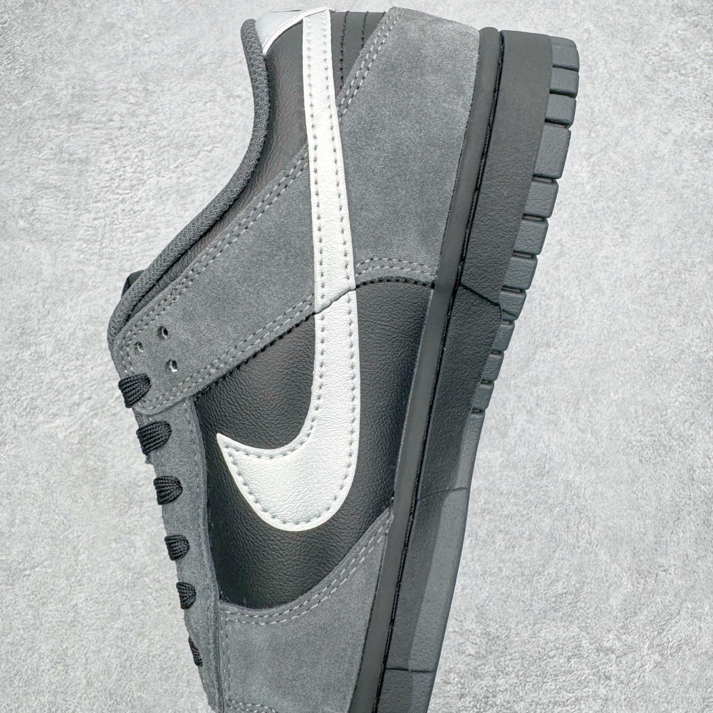 图片[7]-＃YC纯原 NK Dunk Low 黑银 II7636-001 实力大厂出品 新配色陆续开发 利润个位数只为口碑 全套原纸板楦头开发 确保原汁原味 完美呈现DUNK版型 一比一鞋头弧度高度鞋身弧度 此版本只针对中端市场 皮料材质有所更替 其他数据细节工艺流程均保持一致 绝不口嗨 细节品控鞋型随意对比 独家私模官方第六代原厂航空铝磨具打磨大底 鞋头坡度极致还原 无解鞋型 原盒原配 圈内天花板工艺 原厂玻璃冲刀 超高清洁度 全鞋零毛边皮料切割 原厂中底布点胶 中底布拉帮走线遵循公司 尺码：36 36.5 37.5 38 38.5 39 40 40.5 41 42 42.5 43 44 44.5 45 46-选品中心