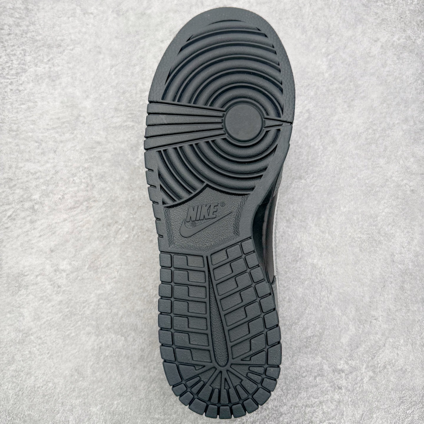 图片[9]-＃YC纯原 NK Dunk Low 黑银 II7636-001 实力大厂出品 新配色陆续开发 利润个位数只为口碑 全套原纸板楦头开发 确保原汁原味 完美呈现DUNK版型 一比一鞋头弧度高度鞋身弧度 此版本只针对中端市场 皮料材质有所更替 其他数据细节工艺流程均保持一致 绝不口嗨 细节品控鞋型随意对比 独家私模官方第六代原厂航空铝磨具打磨大底 鞋头坡度极致还原 无解鞋型 原盒原配 圈内天花板工艺 原厂玻璃冲刀 超高清洁度 全鞋零毛边皮料切割 原厂中底布点胶 中底布拉帮走线遵循公司 尺码：36 36.5 37.5 38 38.5 39 40 40.5 41 42 42.5 43 44 44.5 45 46-选品中心