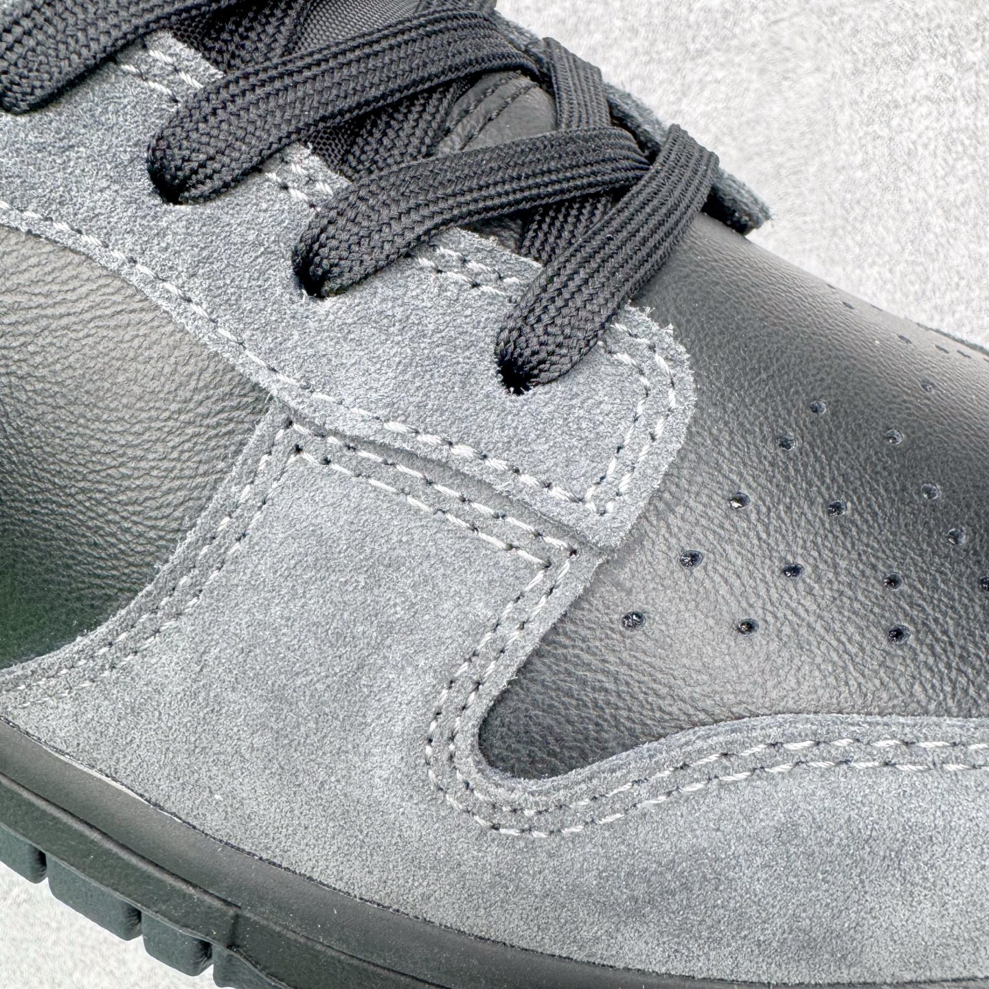 图片[18]-＃YC纯原 NK Dunk Low 黑银 II7636-001 实力大厂出品 新配色陆续开发 利润个位数只为口碑 全套原纸板楦头开发 确保原汁原味 完美呈现DUNK版型 一比一鞋头弧度高度鞋身弧度 此版本只针对中端市场 皮料材质有所更替 其他数据细节工艺流程均保持一致 绝不口嗨 细节品控鞋型随意对比 独家私模官方第六代原厂航空铝磨具打磨大底 鞋头坡度极致还原 无解鞋型 原盒原配 圈内天花板工艺 原厂玻璃冲刀 超高清洁度 全鞋零毛边皮料切割 原厂中底布点胶 中底布拉帮走线遵循公司 尺码：36 36.5 37.5 38 38.5 39 40 40.5 41 42 42.5 43 44 44.5 45 46-选品中心