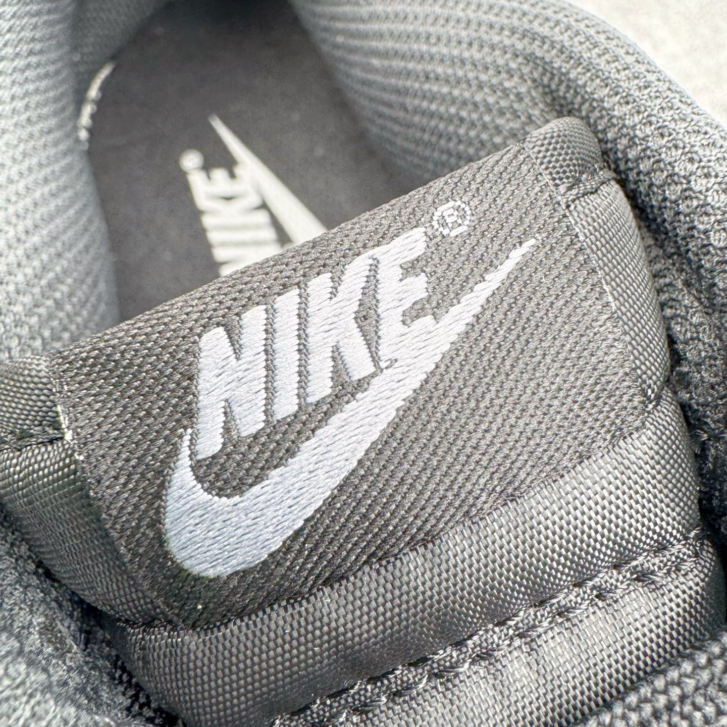 图片[12]-＃YC纯原 NK Dunk Low 黑银 II7636-001 实力大厂出品 新配色陆续开发 利润个位数只为口碑 全套原纸板楦头开发 确保原汁原味 完美呈现DUNK版型 一比一鞋头弧度高度鞋身弧度 此版本只针对中端市场 皮料材质有所更替 其他数据细节工艺流程均保持一致 绝不口嗨 细节品控鞋型随意对比 独家私模官方第六代原厂航空铝磨具打磨大底 鞋头坡度极致还原 无解鞋型 原盒原配 圈内天花板工艺 原厂玻璃冲刀 超高清洁度 全鞋零毛边皮料切割 原厂中底布点胶 中底布拉帮走线遵循公司 尺码：36 36.5 37.5 38 38.5 39 40 40.5 41 42 42.5 43 44 44.5 45 46-选品中心