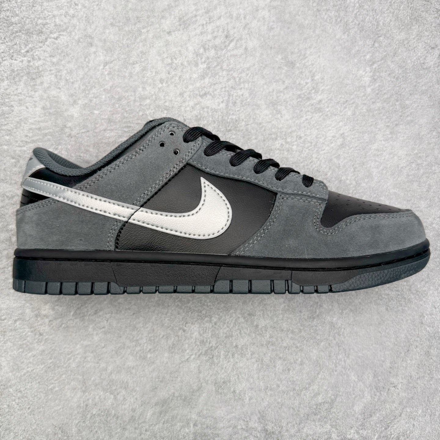 ＃YC纯原 NK Dunk Low 黑银 II7636-001 实力大厂出品 新配色陆续开发 利润个位数只为口碑 全套原纸板楦头开发 确保原汁原味 完美呈现DUNK版型 一比一鞋头弧度高度鞋身弧度 此版本只针对中端市场 皮料材质有所更替 其他数据细节工艺流程均保持一致 绝不口嗨 细节品控鞋型随意对比 独家私模官方第六代原厂航空铝磨具打磨大底 鞋头坡度极致还原 无解鞋型 原盒原配 圈内天花板工艺 原厂玻璃冲刀 超高清洁度 全鞋零毛边皮料切割 原厂中底布点胶 中底布拉帮走线遵循公司 尺码：36 36.5 37.5 38 38.5 39 40 40.5 41 42 42.5 43 44 44.5 45 46-选品中心