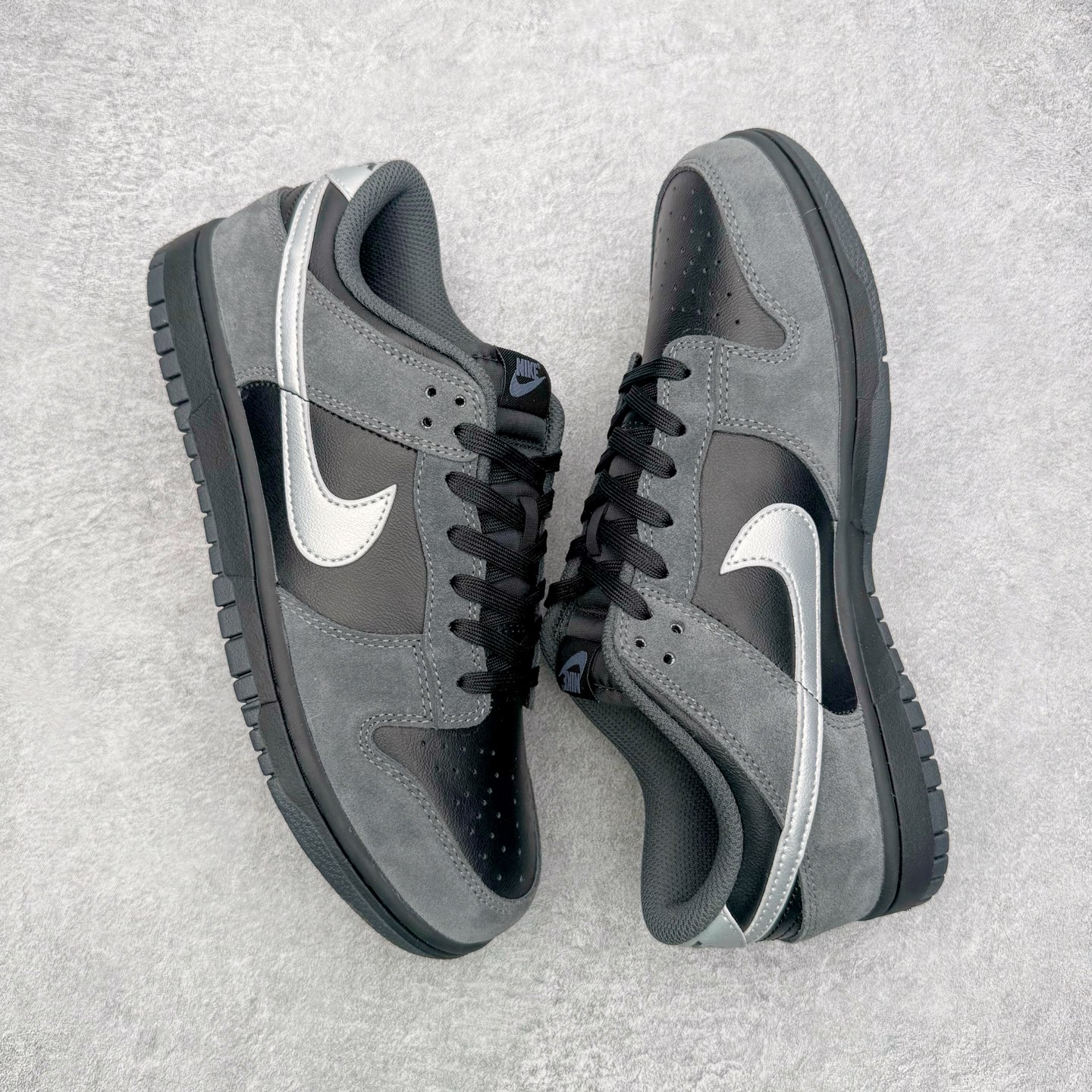 图片[3]-＃YC纯原 NK Dunk Low 黑银 II7636-001 实力大厂出品 新配色陆续开发 利润个位数只为口碑 全套原纸板楦头开发 确保原汁原味 完美呈现DUNK版型 一比一鞋头弧度高度鞋身弧度 此版本只针对中端市场 皮料材质有所更替 其他数据细节工艺流程均保持一致 绝不口嗨 细节品控鞋型随意对比 独家私模官方第六代原厂航空铝磨具打磨大底 鞋头坡度极致还原 无解鞋型 原盒原配 圈内天花板工艺 原厂玻璃冲刀 超高清洁度 全鞋零毛边皮料切割 原厂中底布点胶 中底布拉帮走线遵循公司 尺码：36 36.5 37.5 38 38.5 39 40 40.5 41 42 42.5 43 44 44.5 45 46-选品中心