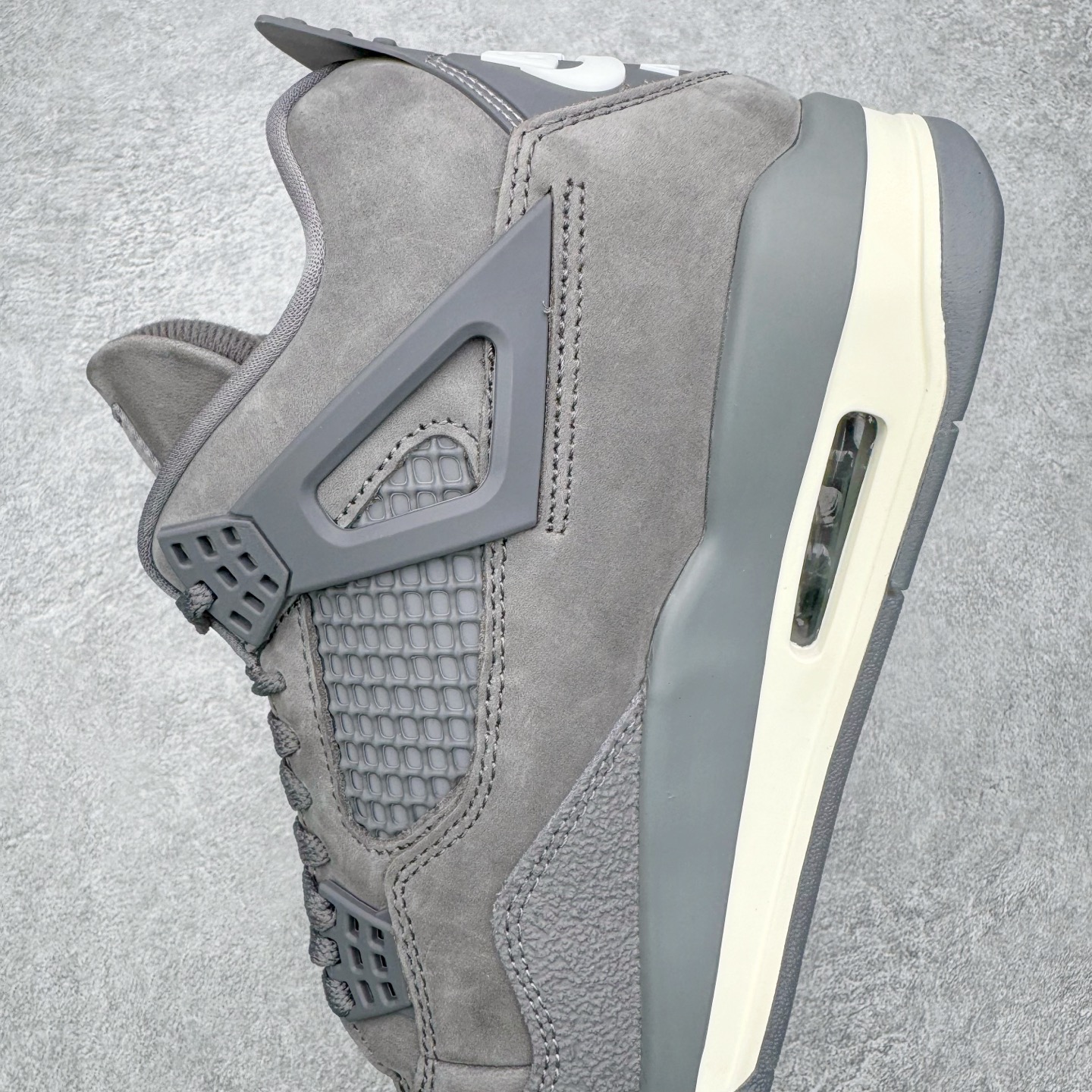 图片[7]-＃GX Nigel Sylvester x Air Jordan AJ4 Retro 联名灰色 货号：HF4340-002 圈内最强四代 独家外贸特供尺码含 45.5 49.5 50.5 耗时半年巨作 全套原纸板楦头开发 原厂特供皮料加持 确保原汁原味 完美呈现四代版型 一比一鞋头弧度高度鞋身弧度 数据细节工艺流程均保持原鞋一致 原厂TPU网格鞋带扣 正确内里网布 菱角分明不变形无多余毛边 柔软性质感一致于原鞋 市场唯一原厂鞋扣模具 背面可见隐藏注塑口 原厂织唛标 原厂飞人电绣工艺 尾指中部跳三针 独家绑鞋带手法 印刷中底布 四线拉帮 米色美纹纸贴合固定 进口港宝加持 后跟自然饱满 全鞋荧光划线卡点 追求极致完美 每一双都是工艺品 多重QC质检 超越公司货的品控标准 实实在在的免检产品 尺码：40 40.5 41 42 42.5 43 44 44.5 45 45.5 46 47.5 48.5 49.5 50.5-选品中心