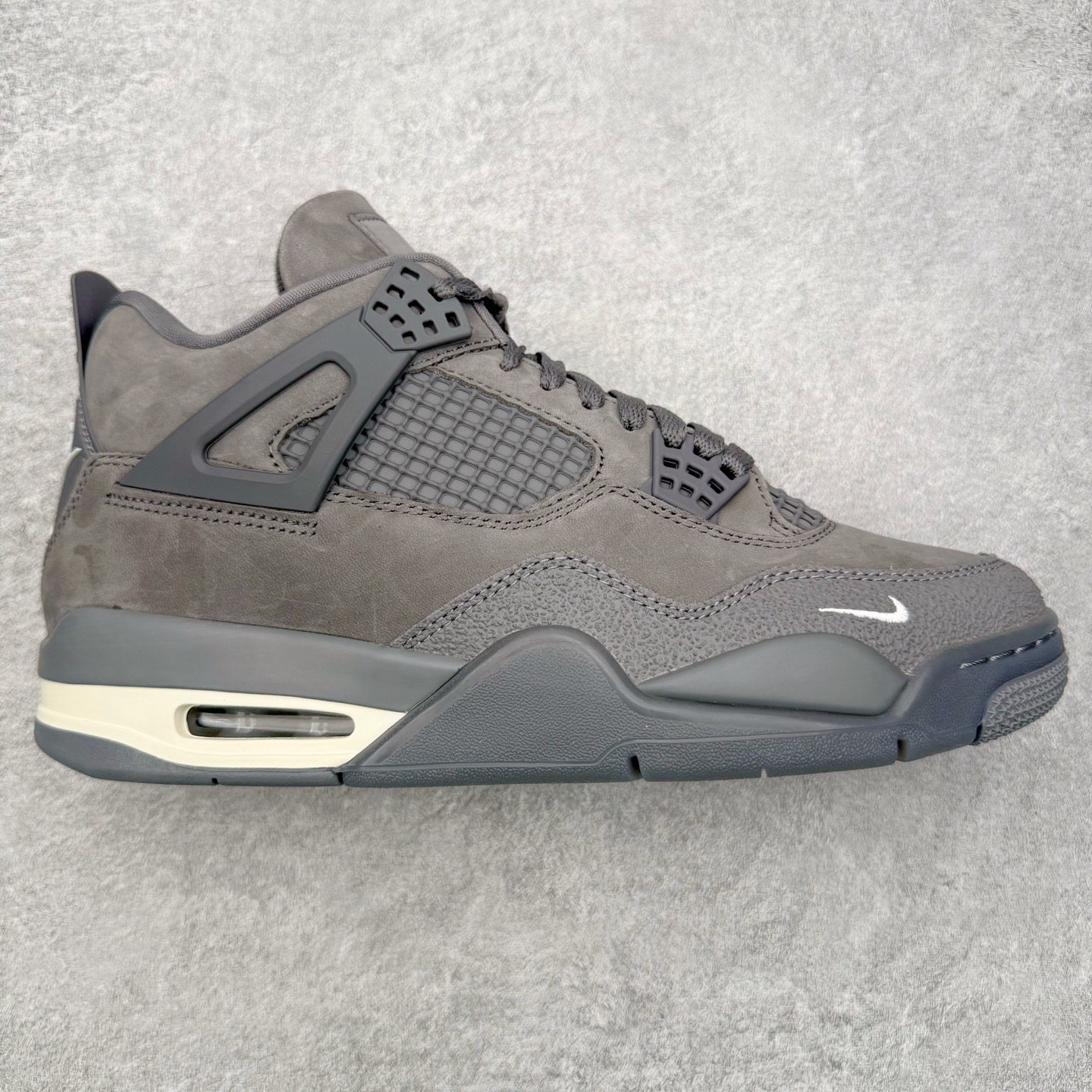 ＃GX Nigel Sylvester x Air Jordan AJ4 Retro 联名灰色 货号：HF4340-002 圈内最强四代 独家外贸特供尺码含 45.5 49.5 50.5 耗时半年巨作 全套原纸板楦头开发 原厂特供皮料加持 确保原汁原味 完美呈现四代版型 一比一鞋头弧度高度鞋身弧度 数据细节工艺流程均保持原鞋一致 原厂TPU网格鞋带扣 正确内里网布 菱角分明不变形无多余毛边 柔软性质感一致于原鞋 市场唯一原厂鞋扣模具 背面可见隐藏注塑口 原厂织唛标 原厂飞人电绣工艺 尾指中部跳三针 独家绑鞋带手法 印刷中底布 四线拉帮 米色美纹纸贴合固定 进口港宝加持 后跟自然饱满 全鞋荧光划线卡点 追求极致完美 每一双都是工艺品 多重QC质检 超越公司货的品控标准 实实在在的免检产品 尺码：40 40.5 41 42 42.5 43 44 44.5 45 45.5 46 47.5 48.5 49.5 50.5-选品中心