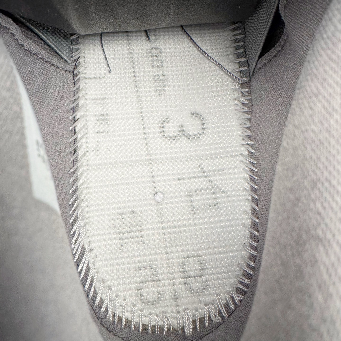 图片[10]-＃GX Nigel Sylvester x Air Jordan AJ4 Retro 联名灰色 货号：HF4340-002 圈内最强四代 独家外贸特供尺码含 45.5 49.5 50.5 耗时半年巨作 全套原纸板楦头开发 原厂特供皮料加持 确保原汁原味 完美呈现四代版型 一比一鞋头弧度高度鞋身弧度 数据细节工艺流程均保持原鞋一致 原厂TPU网格鞋带扣 正确内里网布 菱角分明不变形无多余毛边 柔软性质感一致于原鞋 市场唯一原厂鞋扣模具 背面可见隐藏注塑口 原厂织唛标 原厂飞人电绣工艺 尾指中部跳三针 独家绑鞋带手法 印刷中底布 四线拉帮 米色美纹纸贴合固定 进口港宝加持 后跟自然饱满 全鞋荧光划线卡点 追求极致完美 每一双都是工艺品 多重QC质检 超越公司货的品控标准 实实在在的免检产品 尺码：40 40.5 41 42 42.5 43 44 44.5 45 45.5 46 47.5 48.5 49.5 50.5-选品中心