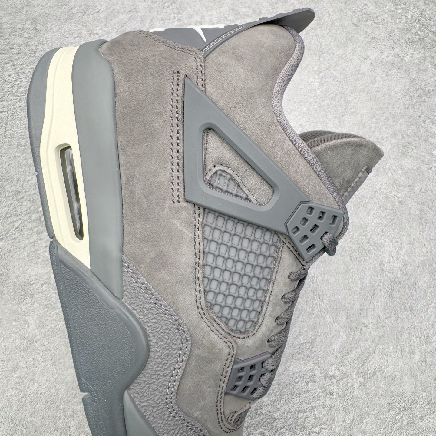 图片[6]-＃GX Nigel Sylvester x Air Jordan AJ4 Retro 联名灰色 货号：HF4340-002 圈内最强四代 独家外贸特供尺码含 45.5 49.5 50.5 耗时半年巨作 全套原纸板楦头开发 原厂特供皮料加持 确保原汁原味 完美呈现四代版型 一比一鞋头弧度高度鞋身弧度 数据细节工艺流程均保持原鞋一致 原厂TPU网格鞋带扣 正确内里网布 菱角分明不变形无多余毛边 柔软性质感一致于原鞋 市场唯一原厂鞋扣模具 背面可见隐藏注塑口 原厂织唛标 原厂飞人电绣工艺 尾指中部跳三针 独家绑鞋带手法 印刷中底布 四线拉帮 米色美纹纸贴合固定 进口港宝加持 后跟自然饱满 全鞋荧光划线卡点 追求极致完美 每一双都是工艺品 多重QC质检 超越公司货的品控标准 实实在在的免检产品 尺码：40 40.5 41 42 42.5 43 44 44.5 45 45.5 46 47.5 48.5 49.5 50.5-选品中心