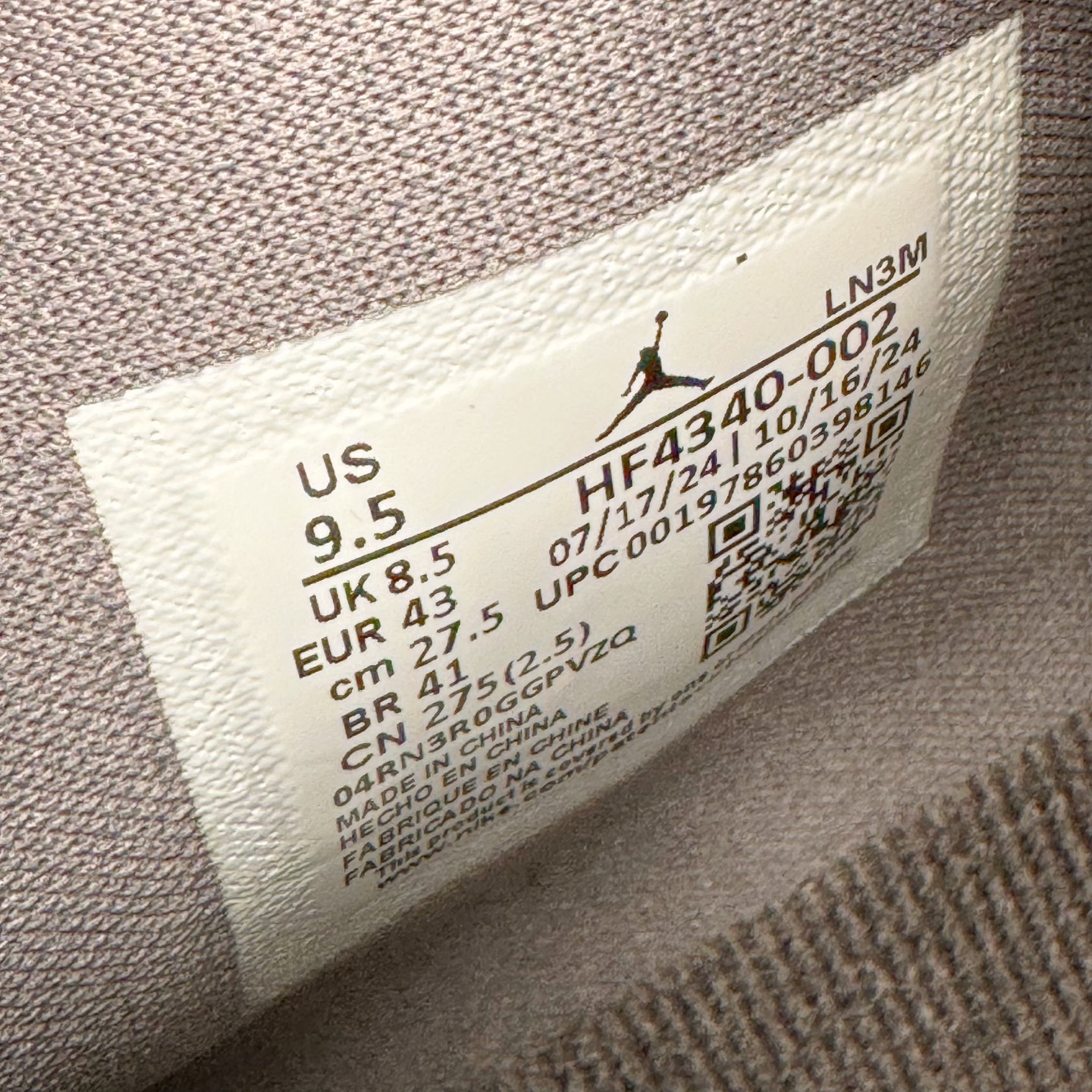 图片[12]-＃GX Nigel Sylvester x Air Jordan AJ4 Retro 联名灰色 货号：HF4340-002 圈内最强四代 独家外贸特供尺码含 45.5 49.5 50.5 耗时半年巨作 全套原纸板楦头开发 原厂特供皮料加持 确保原汁原味 完美呈现四代版型 一比一鞋头弧度高度鞋身弧度 数据细节工艺流程均保持原鞋一致 原厂TPU网格鞋带扣 正确内里网布 菱角分明不变形无多余毛边 柔软性质感一致于原鞋 市场唯一原厂鞋扣模具 背面可见隐藏注塑口 原厂织唛标 原厂飞人电绣工艺 尾指中部跳三针 独家绑鞋带手法 印刷中底布 四线拉帮 米色美纹纸贴合固定 进口港宝加持 后跟自然饱满 全鞋荧光划线卡点 追求极致完美 每一双都是工艺品 多重QC质检 超越公司货的品控标准 实实在在的免检产品 尺码：40 40.5 41 42 42.5 43 44 44.5 45 45.5 46 47.5 48.5 49.5 50.5-选品中心