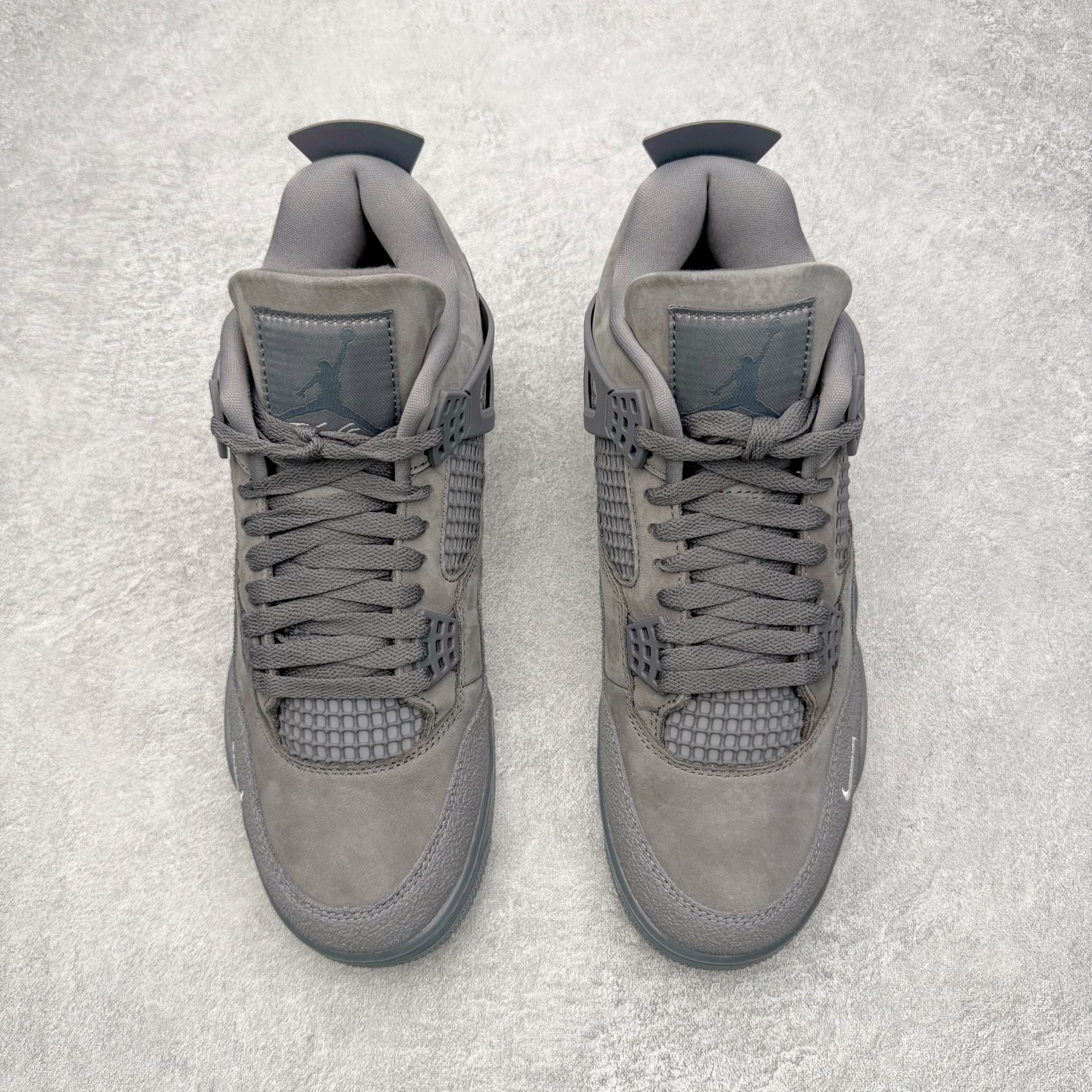 图片[2]-＃GX Nigel Sylvester x Air Jordan AJ4 Retro 联名灰色 货号：HF4340-002 圈内最强四代 独家外贸特供尺码含 45.5 49.5 50.5 耗时半年巨作 全套原纸板楦头开发 原厂特供皮料加持 确保原汁原味 完美呈现四代版型 一比一鞋头弧度高度鞋身弧度 数据细节工艺流程均保持原鞋一致 原厂TPU网格鞋带扣 正确内里网布 菱角分明不变形无多余毛边 柔软性质感一致于原鞋 市场唯一原厂鞋扣模具 背面可见隐藏注塑口 原厂织唛标 原厂飞人电绣工艺 尾指中部跳三针 独家绑鞋带手法 印刷中底布 四线拉帮 米色美纹纸贴合固定 进口港宝加持 后跟自然饱满 全鞋荧光划线卡点 追求极致完美 每一双都是工艺品 多重QC质检 超越公司货的品控标准 实实在在的免检产品 尺码：40 40.5 41 42 42.5 43 44 44.5 45 45.5 46 47.5 48.5 49.5 50.5-选品中心