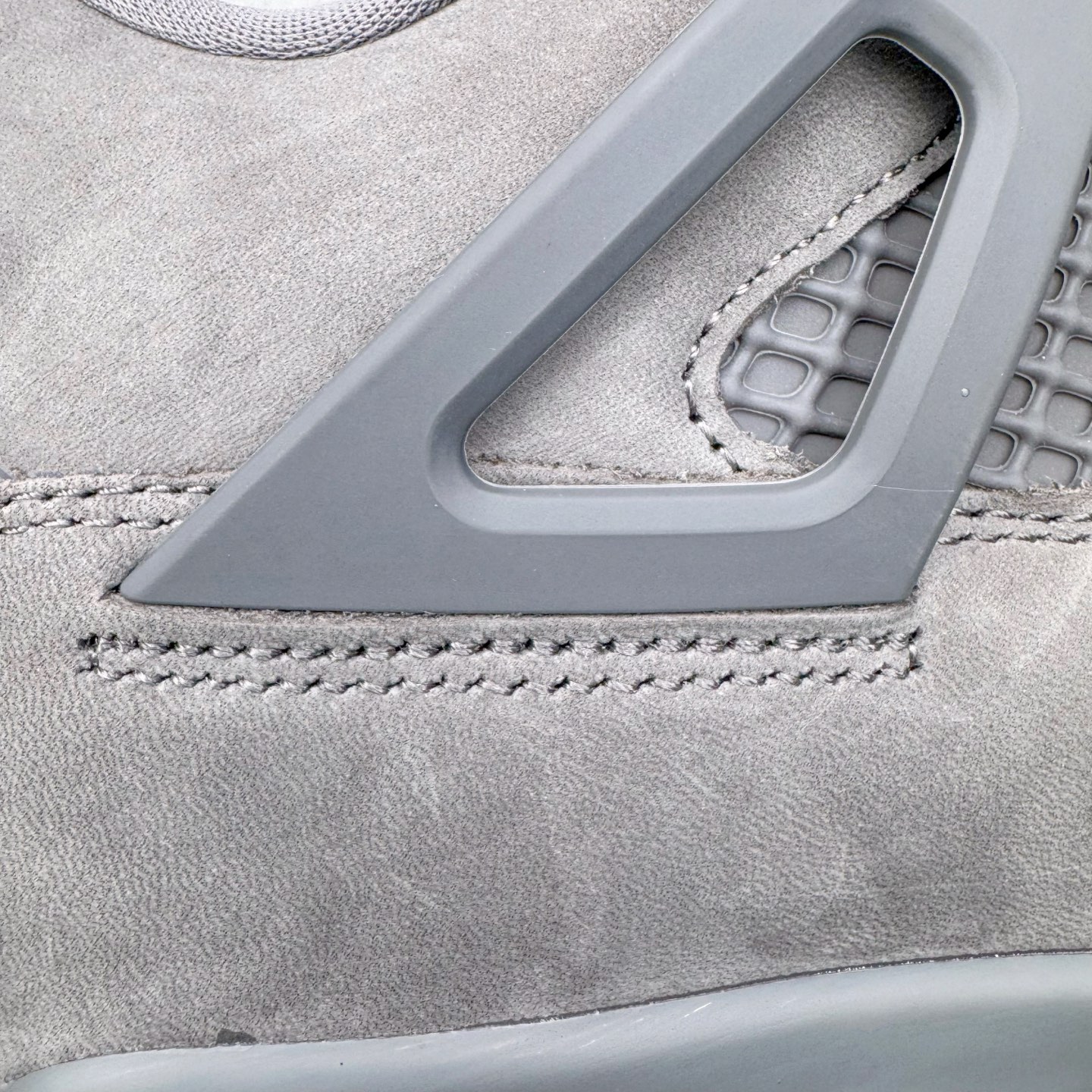 图片[15]-＃GX Nigel Sylvester x Air Jordan AJ4 Retro 联名灰色 货号：HF4340-002 圈内最强四代 独家外贸特供尺码含 45.5 49.5 50.5 耗时半年巨作 全套原纸板楦头开发 原厂特供皮料加持 确保原汁原味 完美呈现四代版型 一比一鞋头弧度高度鞋身弧度 数据细节工艺流程均保持原鞋一致 原厂TPU网格鞋带扣 正确内里网布 菱角分明不变形无多余毛边 柔软性质感一致于原鞋 市场唯一原厂鞋扣模具 背面可见隐藏注塑口 原厂织唛标 原厂飞人电绣工艺 尾指中部跳三针 独家绑鞋带手法 印刷中底布 四线拉帮 米色美纹纸贴合固定 进口港宝加持 后跟自然饱满 全鞋荧光划线卡点 追求极致完美 每一双都是工艺品 多重QC质检 超越公司货的品控标准 实实在在的免检产品 尺码：40 40.5 41 42 42.5 43 44 44.5 45 45.5 46 47.5 48.5 49.5 50.5-选品中心