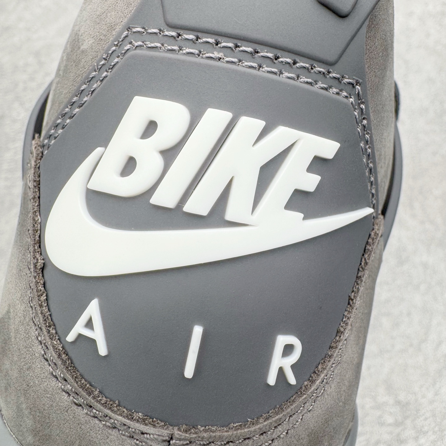 图片[14]-＃GX Nigel Sylvester x Air Jordan AJ4 Retro 联名灰色 货号：HF4340-002 圈内最强四代 独家外贸特供尺码含 45.5 49.5 50.5 耗时半年巨作 全套原纸板楦头开发 原厂特供皮料加持 确保原汁原味 完美呈现四代版型 一比一鞋头弧度高度鞋身弧度 数据细节工艺流程均保持原鞋一致 原厂TPU网格鞋带扣 正确内里网布 菱角分明不变形无多余毛边 柔软性质感一致于原鞋 市场唯一原厂鞋扣模具 背面可见隐藏注塑口 原厂织唛标 原厂飞人电绣工艺 尾指中部跳三针 独家绑鞋带手法 印刷中底布 四线拉帮 米色美纹纸贴合固定 进口港宝加持 后跟自然饱满 全鞋荧光划线卡点 追求极致完美 每一双都是工艺品 多重QC质检 超越公司货的品控标准 实实在在的免检产品 尺码：40 40.5 41 42 42.5 43 44 44.5 45 45.5 46 47.5 48.5 49.5 50.5-选品中心
