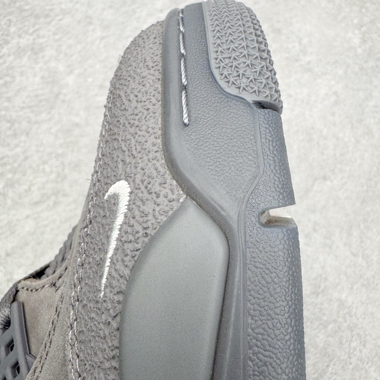 图片[17]-＃GX Nigel Sylvester x Air Jordan AJ4 Retro 联名灰色 货号：HF4340-002 圈内最强四代 独家外贸特供尺码含 45.5 49.5 50.5 耗时半年巨作 全套原纸板楦头开发 原厂特供皮料加持 确保原汁原味 完美呈现四代版型 一比一鞋头弧度高度鞋身弧度 数据细节工艺流程均保持原鞋一致 原厂TPU网格鞋带扣 正确内里网布 菱角分明不变形无多余毛边 柔软性质感一致于原鞋 市场唯一原厂鞋扣模具 背面可见隐藏注塑口 原厂织唛标 原厂飞人电绣工艺 尾指中部跳三针 独家绑鞋带手法 印刷中底布 四线拉帮 米色美纹纸贴合固定 进口港宝加持 后跟自然饱满 全鞋荧光划线卡点 追求极致完美 每一双都是工艺品 多重QC质检 超越公司货的品控标准 实实在在的免检产品 尺码：40 40.5 41 42 42.5 43 44 44.5 45 45.5 46 47.5 48.5 49.5 50.5-选品中心