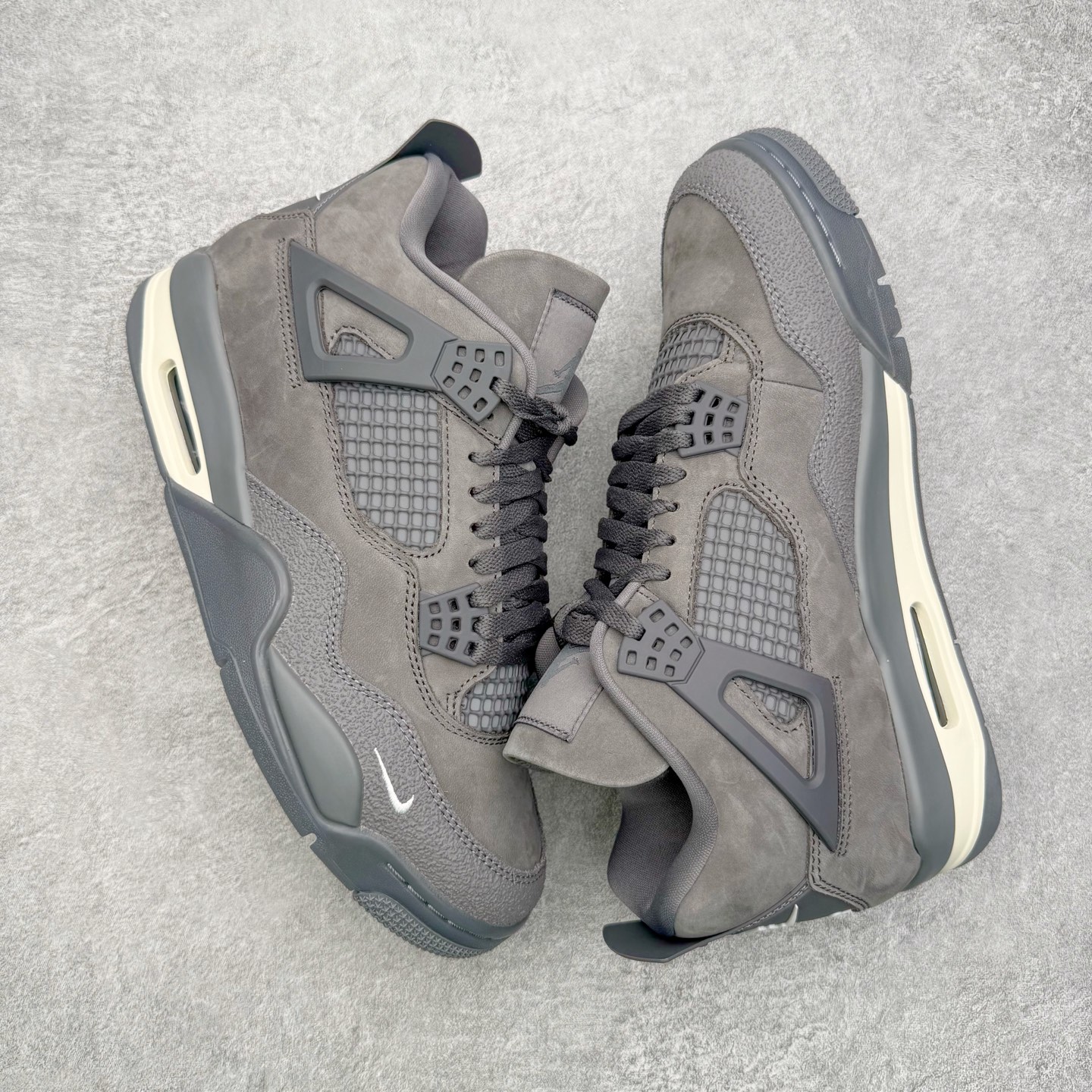 图片[3]-＃GX Nigel Sylvester x Air Jordan AJ4 Retro 联名灰色 货号：HF4340-002 圈内最强四代 独家外贸特供尺码含 45.5 49.5 50.5 耗时半年巨作 全套原纸板楦头开发 原厂特供皮料加持 确保原汁原味 完美呈现四代版型 一比一鞋头弧度高度鞋身弧度 数据细节工艺流程均保持原鞋一致 原厂TPU网格鞋带扣 正确内里网布 菱角分明不变形无多余毛边 柔软性质感一致于原鞋 市场唯一原厂鞋扣模具 背面可见隐藏注塑口 原厂织唛标 原厂飞人电绣工艺 尾指中部跳三针 独家绑鞋带手法 印刷中底布 四线拉帮 米色美纹纸贴合固定 进口港宝加持 后跟自然饱满 全鞋荧光划线卡点 追求极致完美 每一双都是工艺品 多重QC质检 超越公司货的品控标准 实实在在的免检产品 尺码：40 40.5 41 42 42.5 43 44 44.5 45 45.5 46 47.5 48.5 49.5 50.5-选品中心