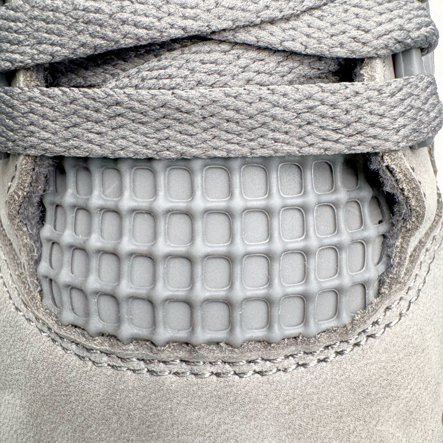 图片[19]-＃GX Nigel Sylvester x Air Jordan AJ4 Retro 联名灰色 货号：HF4340-002 圈内最强四代 独家外贸特供尺码含 45.5 49.5 50.5 耗时半年巨作 全套原纸板楦头开发 原厂特供皮料加持 确保原汁原味 完美呈现四代版型 一比一鞋头弧度高度鞋身弧度 数据细节工艺流程均保持原鞋一致 原厂TPU网格鞋带扣 正确内里网布 菱角分明不变形无多余毛边 柔软性质感一致于原鞋 市场唯一原厂鞋扣模具 背面可见隐藏注塑口 原厂织唛标 原厂飞人电绣工艺 尾指中部跳三针 独家绑鞋带手法 印刷中底布 四线拉帮 米色美纹纸贴合固定 进口港宝加持 后跟自然饱满 全鞋荧光划线卡点 追求极致完美 每一双都是工艺品 多重QC质检 超越公司货的品控标准 实实在在的免检产品 尺码：40 40.5 41 42 42.5 43 44 44.5 45 45.5 46 47.5 48.5 49.5 50.5-选品中心