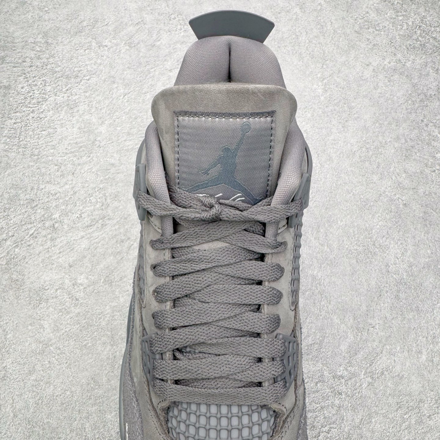 图片[5]-＃GX Nigel Sylvester x Air Jordan AJ4 Retro 联名灰色 货号：HF4340-002 圈内最强四代 独家外贸特供尺码含 45.5 49.5 50.5 耗时半年巨作 全套原纸板楦头开发 原厂特供皮料加持 确保原汁原味 完美呈现四代版型 一比一鞋头弧度高度鞋身弧度 数据细节工艺流程均保持原鞋一致 原厂TPU网格鞋带扣 正确内里网布 菱角分明不变形无多余毛边 柔软性质感一致于原鞋 市场唯一原厂鞋扣模具 背面可见隐藏注塑口 原厂织唛标 原厂飞人电绣工艺 尾指中部跳三针 独家绑鞋带手法 印刷中底布 四线拉帮 米色美纹纸贴合固定 进口港宝加持 后跟自然饱满 全鞋荧光划线卡点 追求极致完美 每一双都是工艺品 多重QC质检 超越公司货的品控标准 实实在在的免检产品 尺码：40 40.5 41 42 42.5 43 44 44.5 45 45.5 46 47.5 48.5 49.5 50.5-选品中心