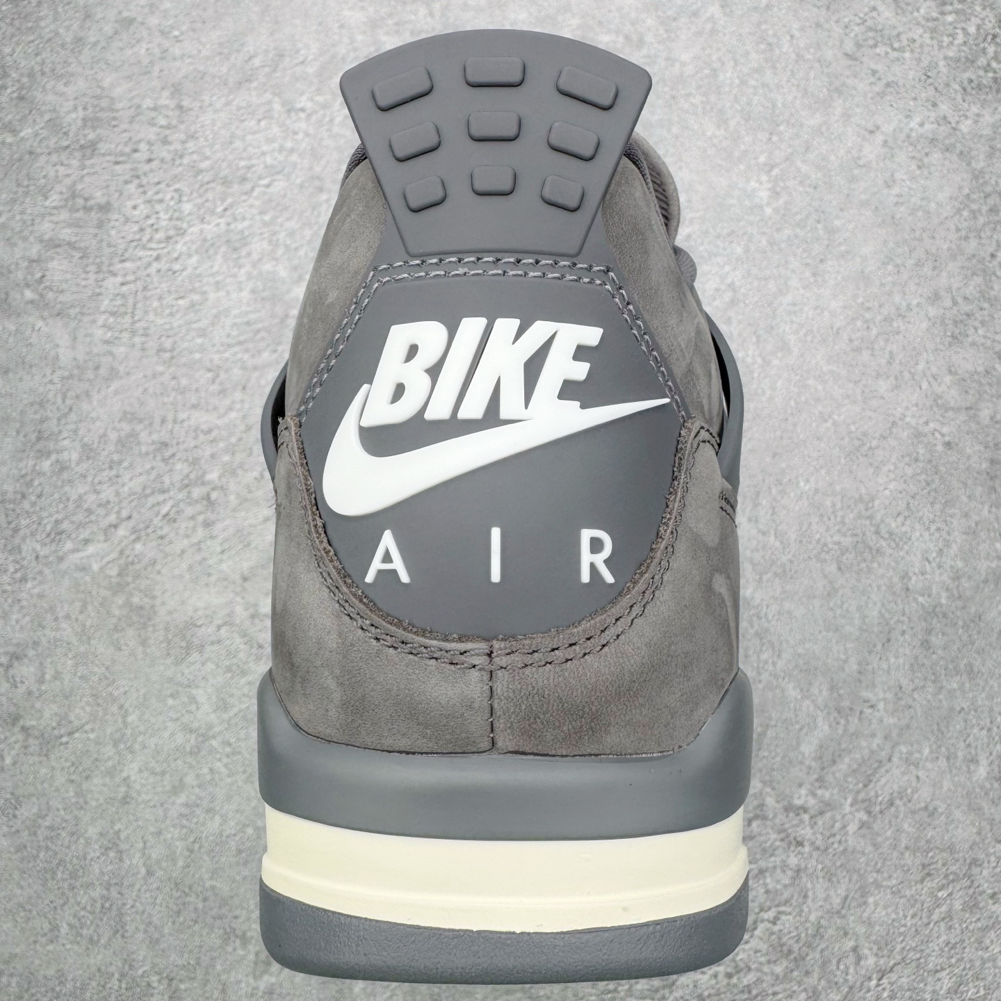 图片[8]-＃GX Nigel Sylvester x Air Jordan AJ4 Retro 联名灰色 货号：HF4340-002 圈内最强四代 独家外贸特供尺码含 45.5 49.5 50.5 耗时半年巨作 全套原纸板楦头开发 原厂特供皮料加持 确保原汁原味 完美呈现四代版型 一比一鞋头弧度高度鞋身弧度 数据细节工艺流程均保持原鞋一致 原厂TPU网格鞋带扣 正确内里网布 菱角分明不变形无多余毛边 柔软性质感一致于原鞋 市场唯一原厂鞋扣模具 背面可见隐藏注塑口 原厂织唛标 原厂飞人电绣工艺 尾指中部跳三针 独家绑鞋带手法 印刷中底布 四线拉帮 米色美纹纸贴合固定 进口港宝加持 后跟自然饱满 全鞋荧光划线卡点 追求极致完美 每一双都是工艺品 多重QC质检 超越公司货的品控标准 实实在在的免检产品 尺码：40 40.5 41 42 42.5 43 44 44.5 45 45.5 46 47.5 48.5 49.5 50.5-选品中心
