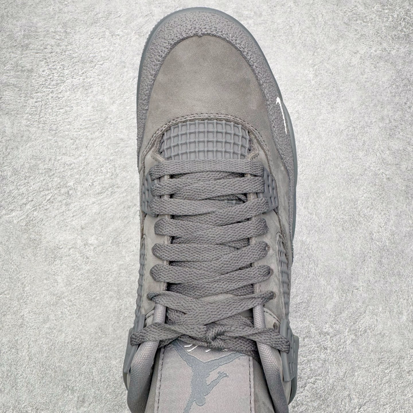 图片[4]-＃GX Nigel Sylvester x Air Jordan AJ4 Retro 联名灰色 货号：HF4340-002 圈内最强四代 独家外贸特供尺码含 45.5 49.5 50.5 耗时半年巨作 全套原纸板楦头开发 原厂特供皮料加持 确保原汁原味 完美呈现四代版型 一比一鞋头弧度高度鞋身弧度 数据细节工艺流程均保持原鞋一致 原厂TPU网格鞋带扣 正确内里网布 菱角分明不变形无多余毛边 柔软性质感一致于原鞋 市场唯一原厂鞋扣模具 背面可见隐藏注塑口 原厂织唛标 原厂飞人电绣工艺 尾指中部跳三针 独家绑鞋带手法 印刷中底布 四线拉帮 米色美纹纸贴合固定 进口港宝加持 后跟自然饱满 全鞋荧光划线卡点 追求极致完美 每一双都是工艺品 多重QC质检 超越公司货的品控标准 实实在在的免检产品 尺码：40 40.5 41 42 42.5 43 44 44.5 45 45.5 46 47.5 48.5 49.5 50.5-选品中心