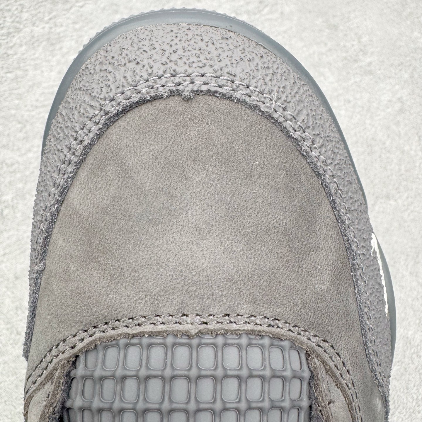 图片[18]-＃GX Nigel Sylvester x Air Jordan AJ4 Retro 联名灰色 货号：HF4340-002 圈内最强四代 独家外贸特供尺码含 45.5 49.5 50.5 耗时半年巨作 全套原纸板楦头开发 原厂特供皮料加持 确保原汁原味 完美呈现四代版型 一比一鞋头弧度高度鞋身弧度 数据细节工艺流程均保持原鞋一致 原厂TPU网格鞋带扣 正确内里网布 菱角分明不变形无多余毛边 柔软性质感一致于原鞋 市场唯一原厂鞋扣模具 背面可见隐藏注塑口 原厂织唛标 原厂飞人电绣工艺 尾指中部跳三针 独家绑鞋带手法 印刷中底布 四线拉帮 米色美纹纸贴合固定 进口港宝加持 后跟自然饱满 全鞋荧光划线卡点 追求极致完美 每一双都是工艺品 多重QC质检 超越公司货的品控标准 实实在在的免检产品 尺码：40 40.5 41 42 42.5 43 44 44.5 45 45.5 46 47.5 48.5 49.5 50.5-选品中心