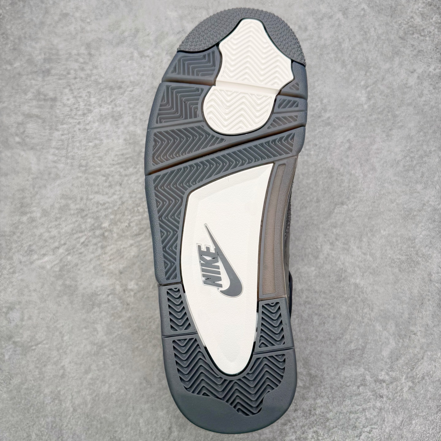 图片[9]-＃GX Nigel Sylvester x Air Jordan AJ4 Retro 联名灰色 货号：HF4340-002 圈内最强四代 独家外贸特供尺码含 45.5 49.5 50.5 耗时半年巨作 全套原纸板楦头开发 原厂特供皮料加持 确保原汁原味 完美呈现四代版型 一比一鞋头弧度高度鞋身弧度 数据细节工艺流程均保持原鞋一致 原厂TPU网格鞋带扣 正确内里网布 菱角分明不变形无多余毛边 柔软性质感一致于原鞋 市场唯一原厂鞋扣模具 背面可见隐藏注塑口 原厂织唛标 原厂飞人电绣工艺 尾指中部跳三针 独家绑鞋带手法 印刷中底布 四线拉帮 米色美纹纸贴合固定 进口港宝加持 后跟自然饱满 全鞋荧光划线卡点 追求极致完美 每一双都是工艺品 多重QC质检 超越公司货的品控标准 实实在在的免检产品 尺码：40 40.5 41 42 42.5 43 44 44.5 45 45.5 46 47.5 48.5 49.5 50.5-选品中心