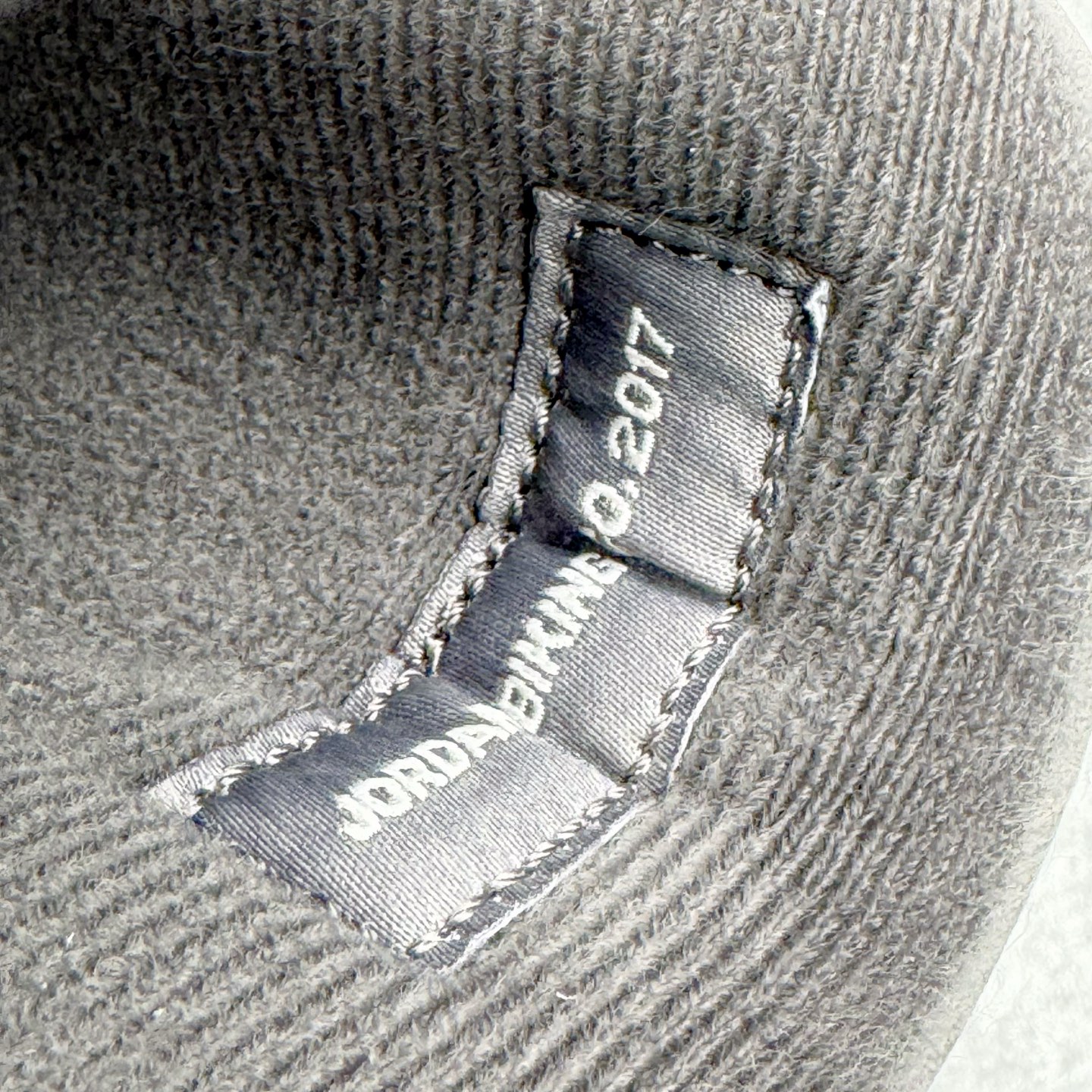 图片[13]-＃GX Nigel Sylvester x Air Jordan AJ4 Retro 联名灰色 货号：HF4340-002 圈内最强四代 独家外贸特供尺码含 45.5 49.5 50.5 耗时半年巨作 全套原纸板楦头开发 原厂特供皮料加持 确保原汁原味 完美呈现四代版型 一比一鞋头弧度高度鞋身弧度 数据细节工艺流程均保持原鞋一致 原厂TPU网格鞋带扣 正确内里网布 菱角分明不变形无多余毛边 柔软性质感一致于原鞋 市场唯一原厂鞋扣模具 背面可见隐藏注塑口 原厂织唛标 原厂飞人电绣工艺 尾指中部跳三针 独家绑鞋带手法 印刷中底布 四线拉帮 米色美纹纸贴合固定 进口港宝加持 后跟自然饱满 全鞋荧光划线卡点 追求极致完美 每一双都是工艺品 多重QC质检 超越公司货的品控标准 实实在在的免检产品 尺码：40 40.5 41 42 42.5 43 44 44.5 45 45.5 46 47.5 48.5 49.5 50.5-选品中心