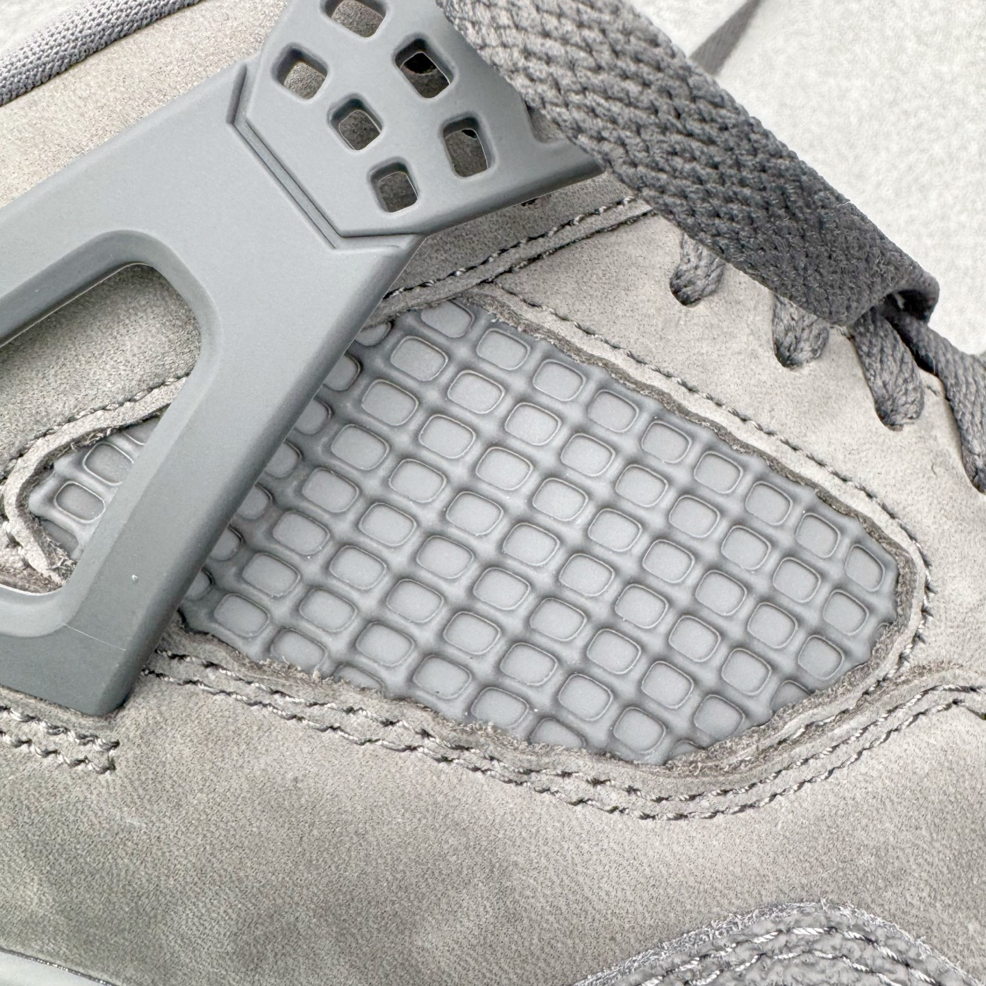 图片[16]-＃GX Nigel Sylvester x Air Jordan AJ4 Retro 联名灰色 货号：HF4340-002 圈内最强四代 独家外贸特供尺码含 45.5 49.5 50.5 耗时半年巨作 全套原纸板楦头开发 原厂特供皮料加持 确保原汁原味 完美呈现四代版型 一比一鞋头弧度高度鞋身弧度 数据细节工艺流程均保持原鞋一致 原厂TPU网格鞋带扣 正确内里网布 菱角分明不变形无多余毛边 柔软性质感一致于原鞋 市场唯一原厂鞋扣模具 背面可见隐藏注塑口 原厂织唛标 原厂飞人电绣工艺 尾指中部跳三针 独家绑鞋带手法 印刷中底布 四线拉帮 米色美纹纸贴合固定 进口港宝加持 后跟自然饱满 全鞋荧光划线卡点 追求极致完美 每一双都是工艺品 多重QC质检 超越公司货的品控标准 实实在在的免检产品 尺码：40 40.5 41 42 42.5 43 44 44.5 45 45.5 46 47.5 48.5 49.5 50.5-选品中心