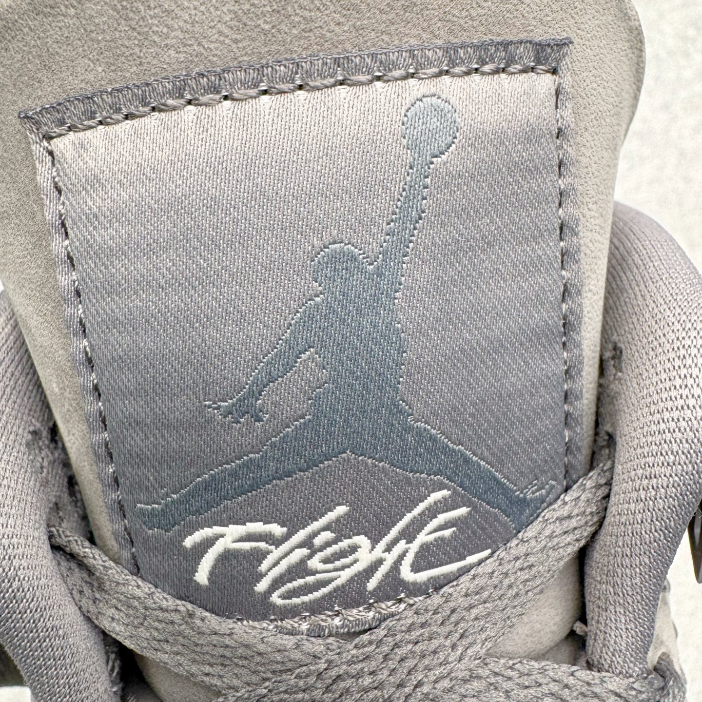 图片[20]-＃GX Nigel Sylvester x Air Jordan AJ4 Retro 联名灰色 货号：HF4340-002 圈内最强四代 独家外贸特供尺码含 45.5 49.5 50.5 耗时半年巨作 全套原纸板楦头开发 原厂特供皮料加持 确保原汁原味 完美呈现四代版型 一比一鞋头弧度高度鞋身弧度 数据细节工艺流程均保持原鞋一致 原厂TPU网格鞋带扣 正确内里网布 菱角分明不变形无多余毛边 柔软性质感一致于原鞋 市场唯一原厂鞋扣模具 背面可见隐藏注塑口 原厂织唛标 原厂飞人电绣工艺 尾指中部跳三针 独家绑鞋带手法 印刷中底布 四线拉帮 米色美纹纸贴合固定 进口港宝加持 后跟自然饱满 全鞋荧光划线卡点 追求极致完美 每一双都是工艺品 多重QC质检 超越公司货的品控标准 实实在在的免检产品 尺码：40 40.5 41 42 42.5 43 44 44.5 45 45.5 46 47.5 48.5 49.5 50.5-选品中心