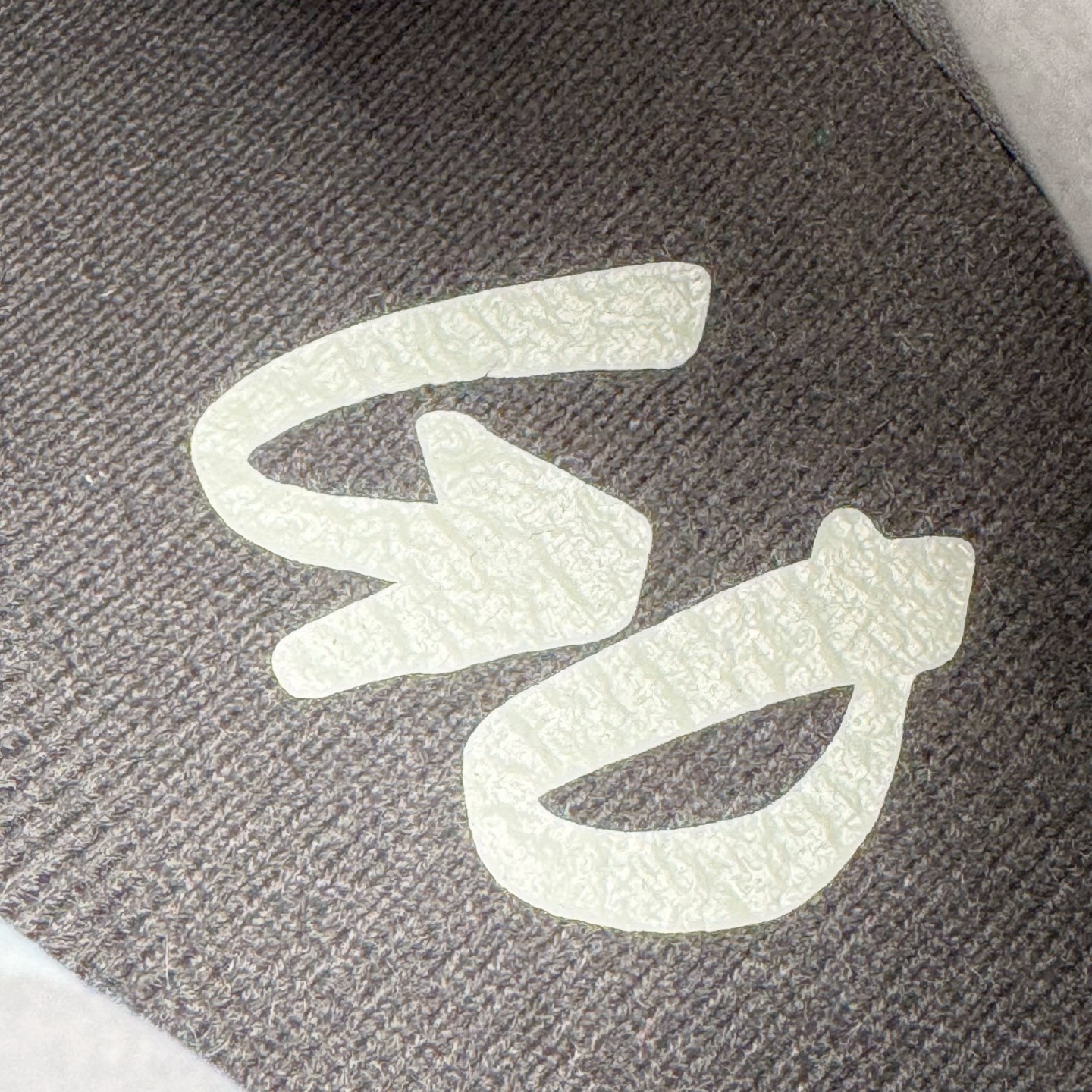 图片[11]-＃GX Nigel Sylvester x Air Jordan AJ4 Retro 联名灰色 货号：HF4340-002 圈内最强四代 独家外贸特供尺码含 45.5 49.5 50.5 耗时半年巨作 全套原纸板楦头开发 原厂特供皮料加持 确保原汁原味 完美呈现四代版型 一比一鞋头弧度高度鞋身弧度 数据细节工艺流程均保持原鞋一致 原厂TPU网格鞋带扣 正确内里网布 菱角分明不变形无多余毛边 柔软性质感一致于原鞋 市场唯一原厂鞋扣模具 背面可见隐藏注塑口 原厂织唛标 原厂飞人电绣工艺 尾指中部跳三针 独家绑鞋带手法 印刷中底布 四线拉帮 米色美纹纸贴合固定 进口港宝加持 后跟自然饱满 全鞋荧光划线卡点 追求极致完美 每一双都是工艺品 多重QC质检 超越公司货的品控标准 实实在在的免检产品 尺码：40 40.5 41 42 42.5 43 44 44.5 45 45.5 46 47.5 48.5 49.5 50.5-选品中心