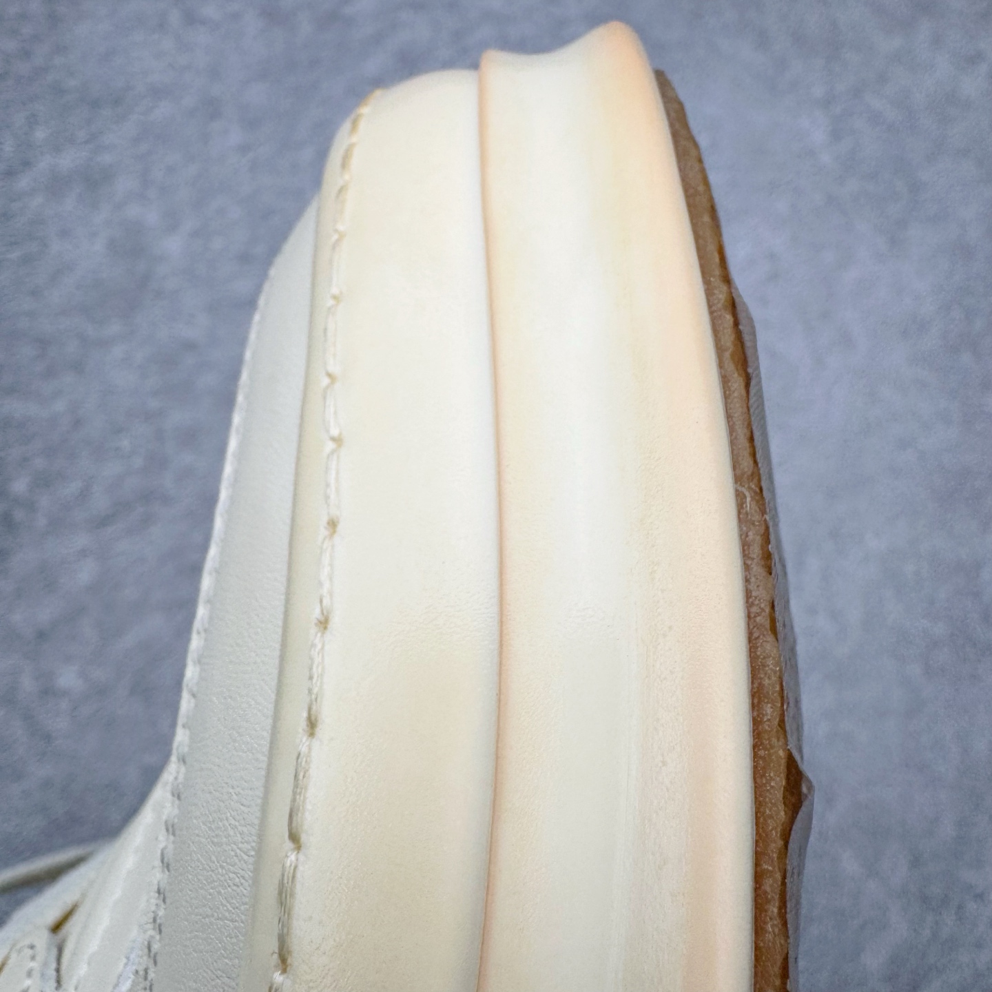 图片[15]-＃DG纯原 Rick Owens Edfu 瑞克·欧文斯高帮皮面时尚运动板鞋 黑白生胶 二级市场已经7K以上 平台客户随意卖四位数 RO广东原厂出品 纯原天花板 原版一比一复刻 冲正绝不翻车 还原度达到百分之98以上 原楦开发纸版版型 ZP拆解原版1：1复模裁片纸版 力求做到0错位 这样才能达到和zp一致的鞋型味道 采用进口cnc数控机床开发对版独家tpu奶香大底 区别于市场所有版本 zp同源全头层粒面小牛皮 达到和zp一致手感 原厂进口细纹布 万邦订购原厂高弹粉红色海绵 内里搭配软质细腻羊皮 TPU高密度大底 软硬度透光度高已经测试和原版一致 尺码：36 37 38 39 40 41 42 43 44 45 46-选品中心