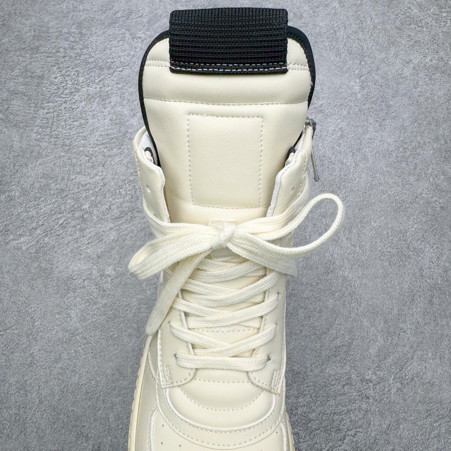 图片[5]-＃DG纯原 Rick Owens Edfu 瑞克·欧文斯高帮皮面时尚运动板鞋 黑白生胶 二级市场已经7K以上 平台客户随意卖四位数 RO广东原厂出品 纯原天花板 原版一比一复刻 冲正绝不翻车 还原度达到百分之98以上 原楦开发纸版版型 ZP拆解原版1：1复模裁片纸版 力求做到0错位 这样才能达到和zp一致的鞋型味道 采用进口cnc数控机床开发对版独家tpu奶香大底 区别于市场所有版本 zp同源全头层粒面小牛皮 达到和zp一致手感 原厂进口细纹布 万邦订购原厂高弹粉红色海绵 内里搭配软质细腻羊皮 TPU高密度大底 软硬度透光度高已经测试和原版一致 尺码：36 37 38 39 40 41 42 43 44 45 46-选品中心